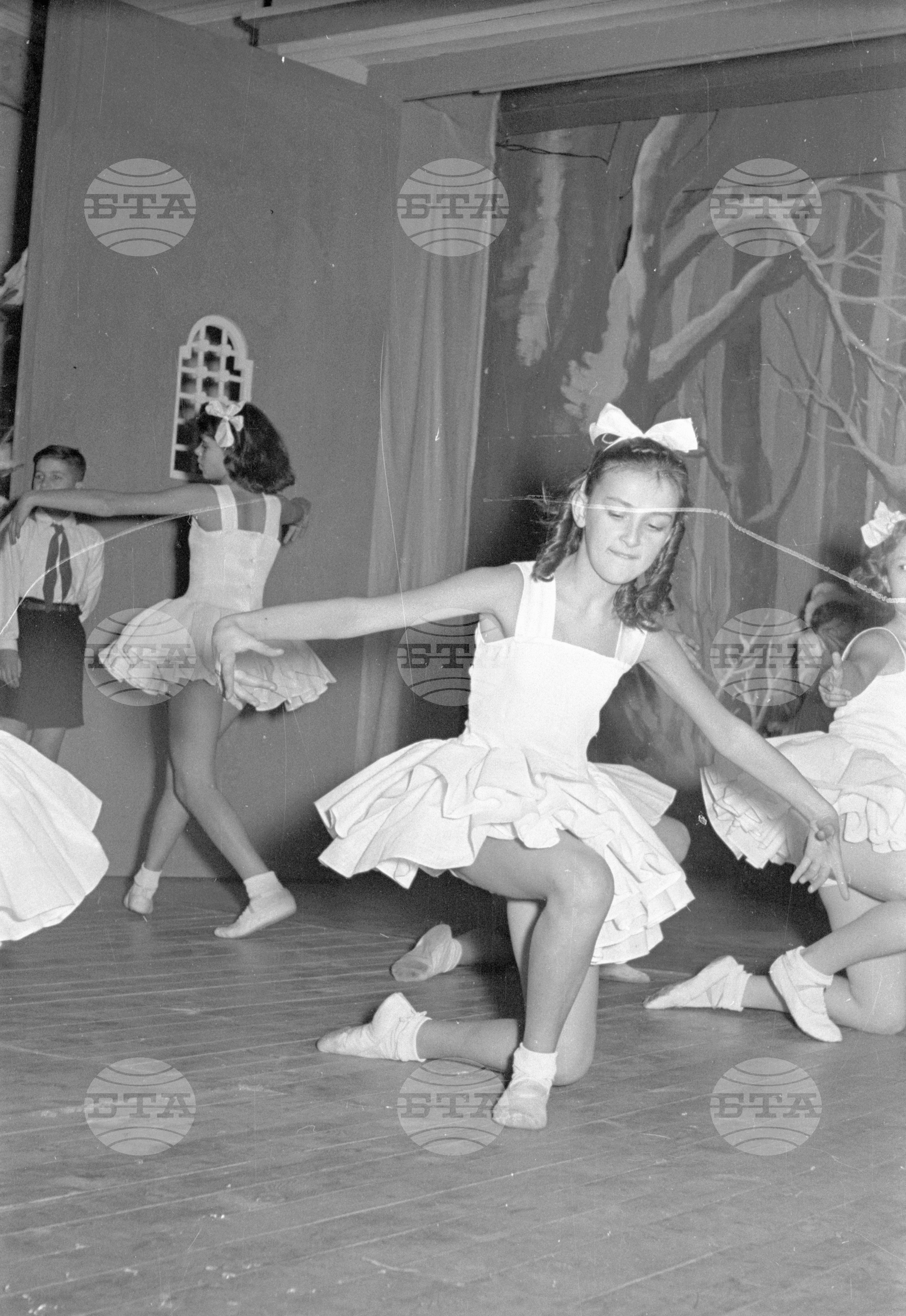 Вълко Червенков и пионери посрещат новата 1953 година