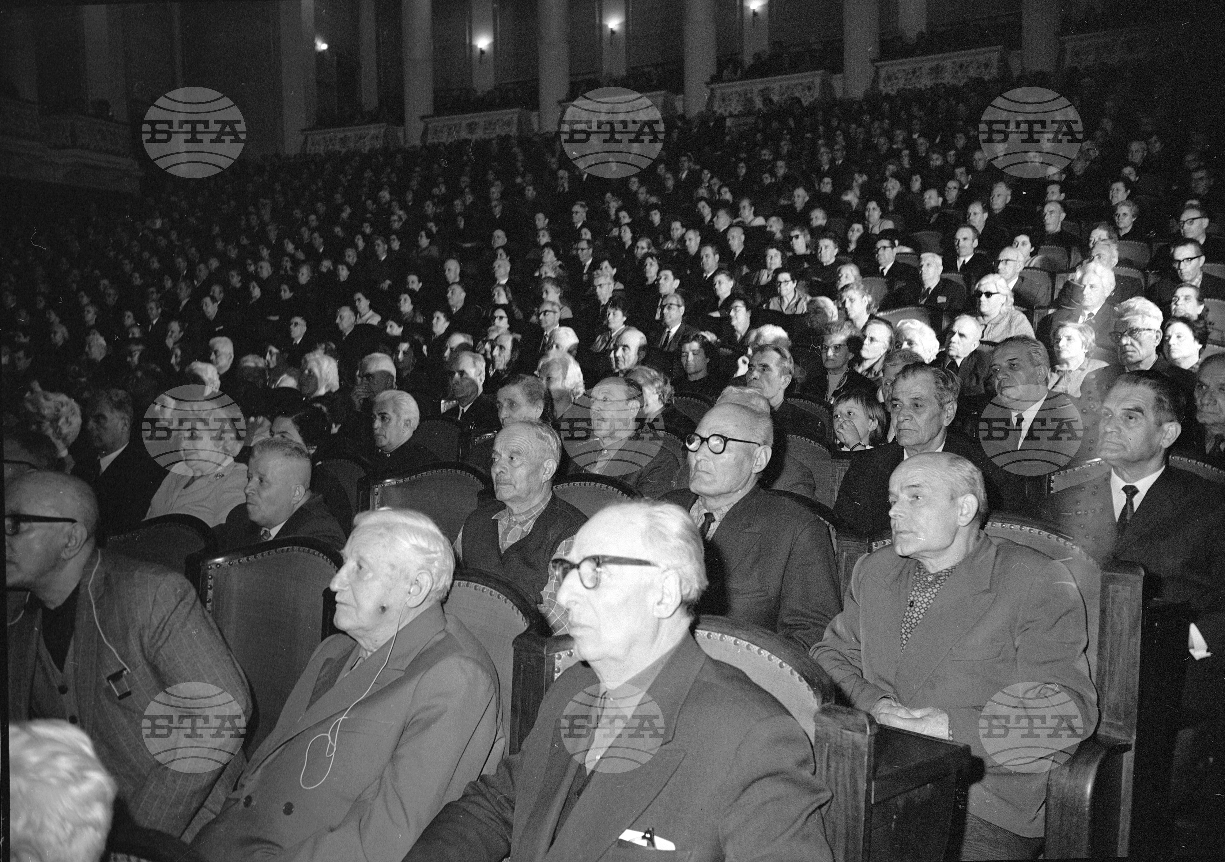 Тържествено събрани по случай деня на политзатворника. Говори академик Сава Гановски