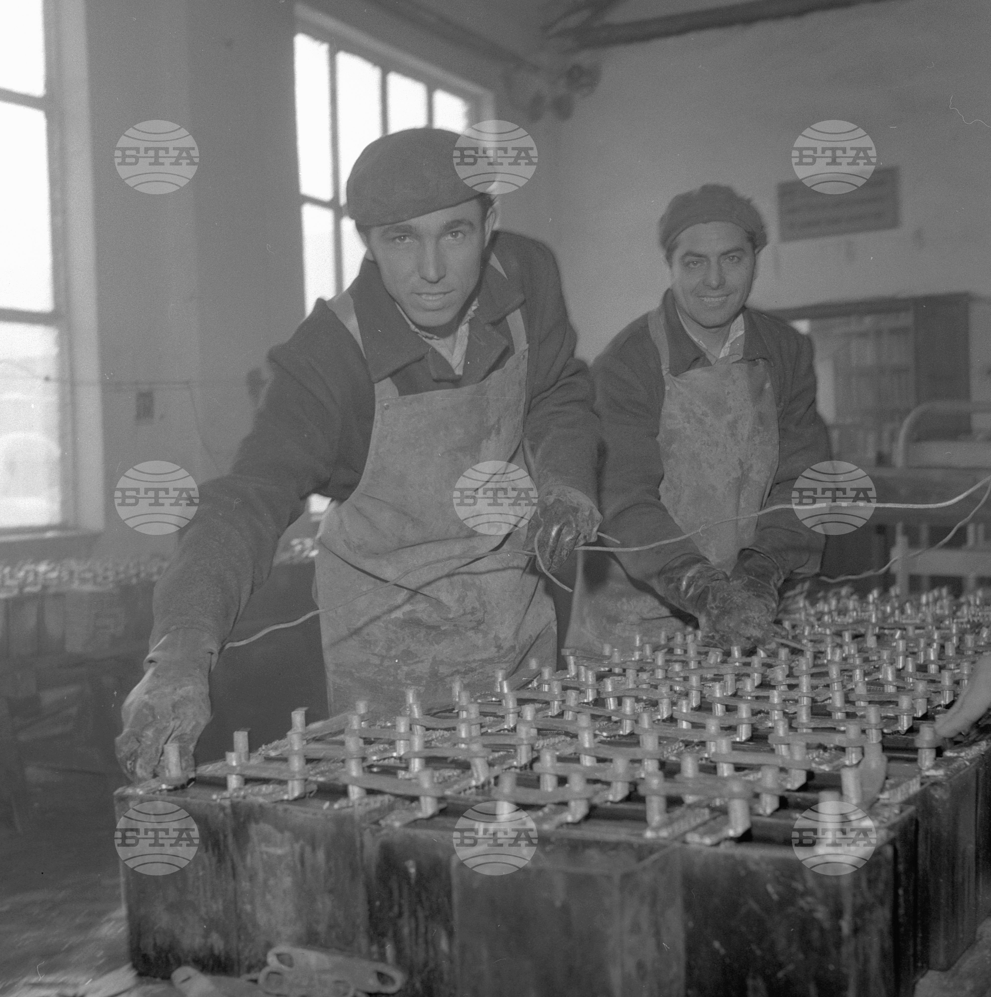 В държавния завод за акумулатори - Търговище - декември 1962 година