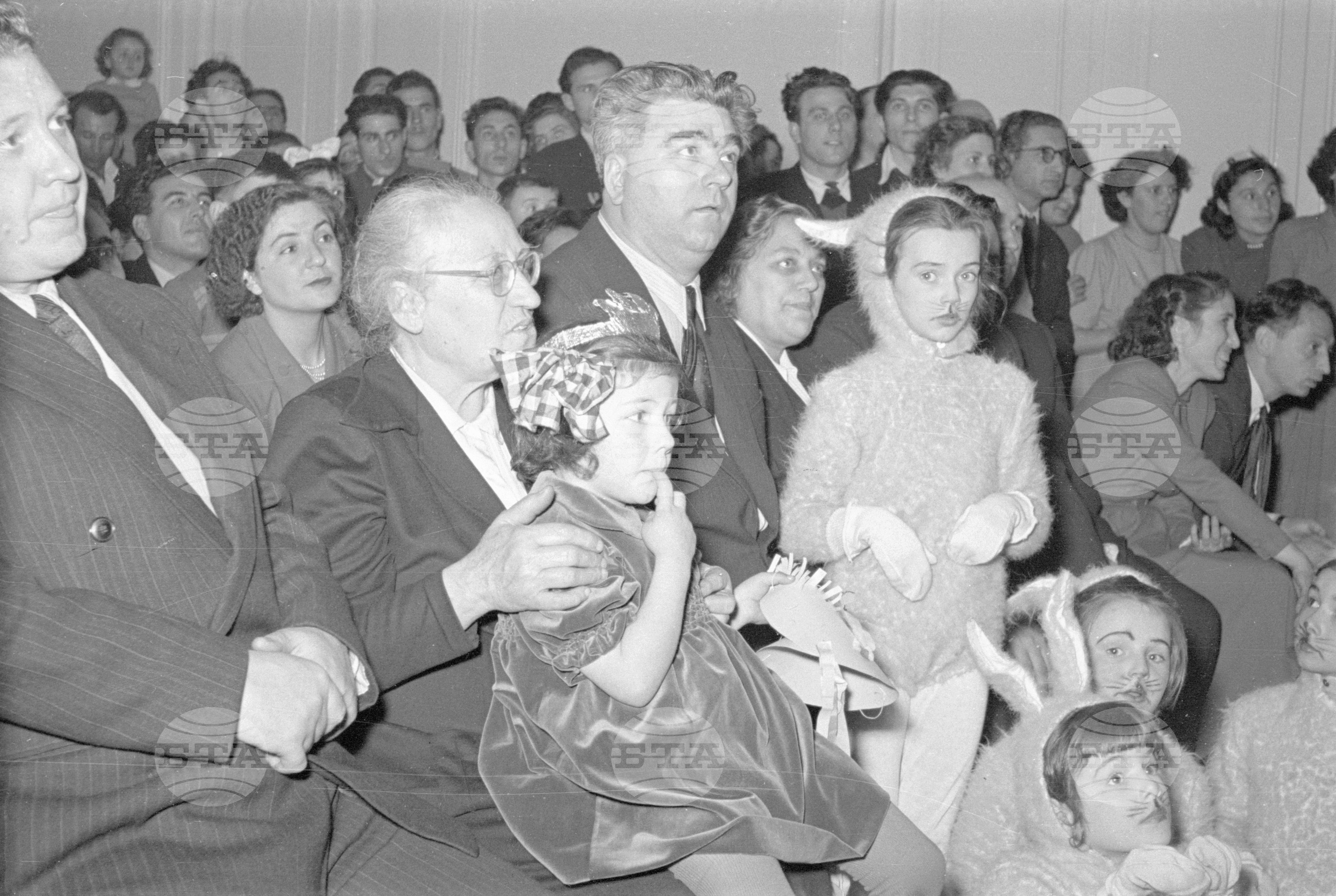Вълко Червенков и пионери посрещат новата 1953 година