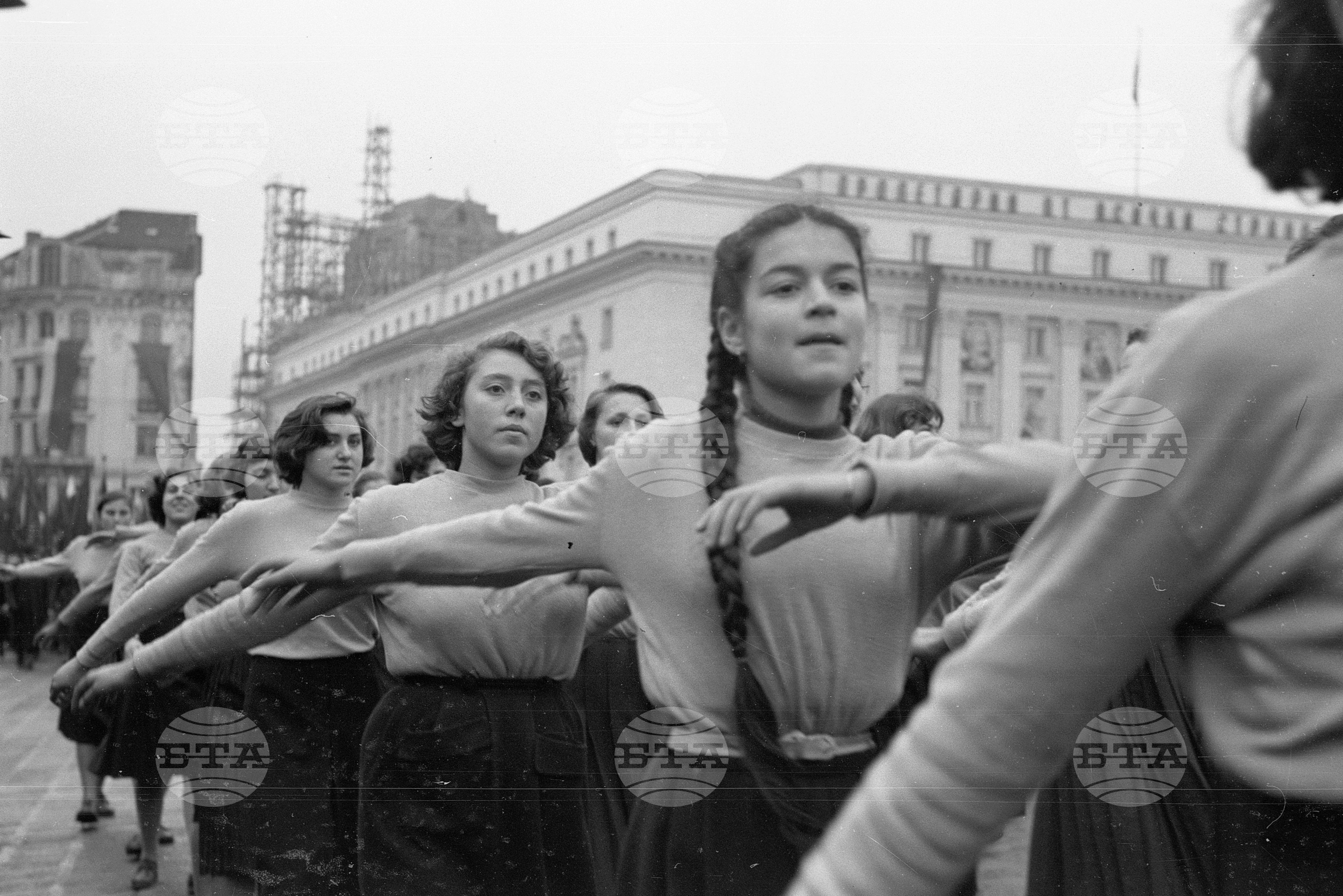 Манифестация на трудещите се от София по случай 36-та годишнина от Великата октомврийска социалистическа революция