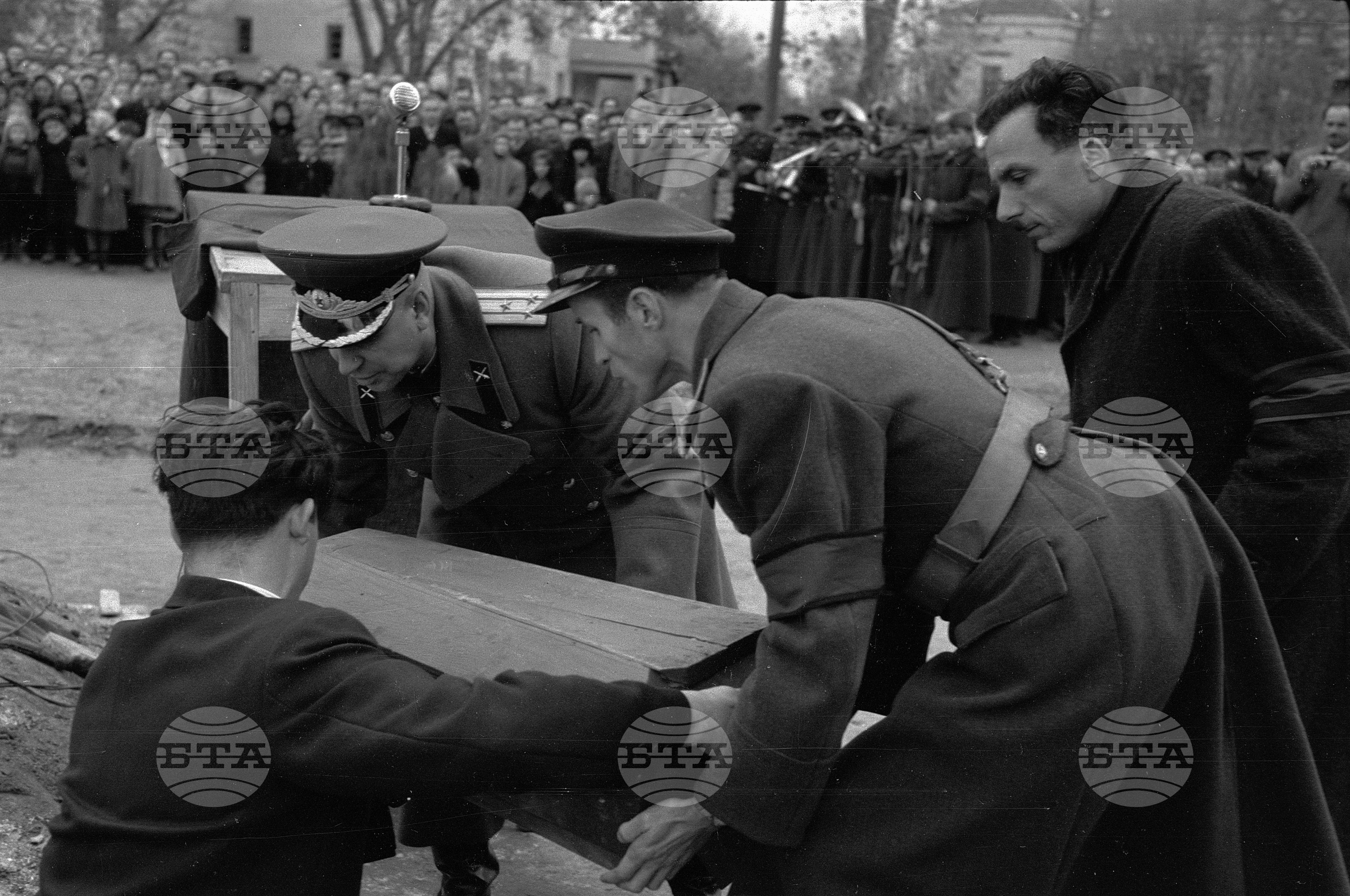 Заслужена почит към делото и паметта на загинали съветски бойци и български партизани - с. Брегово