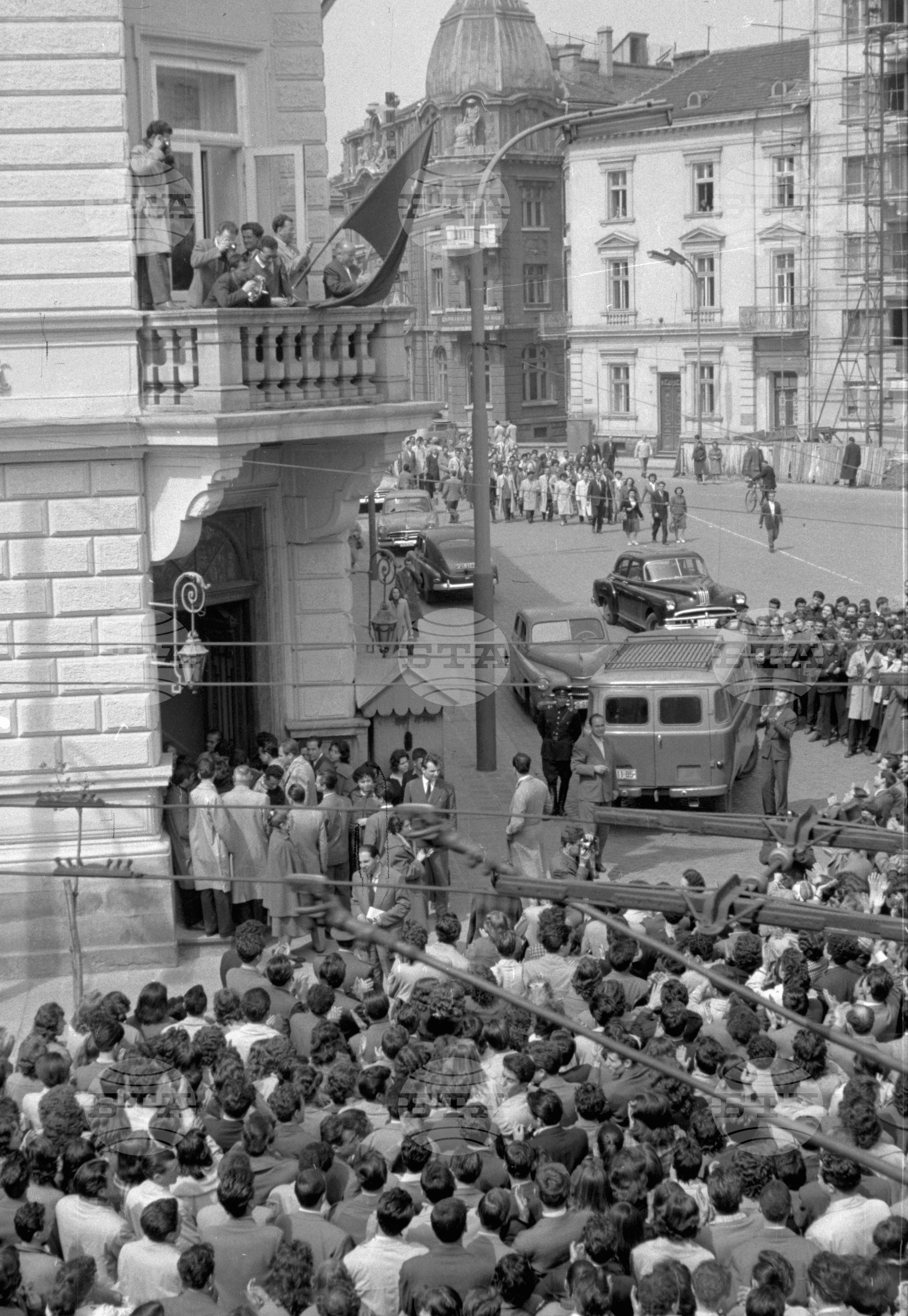 Възторжен митинг пред посолството на СССР в София