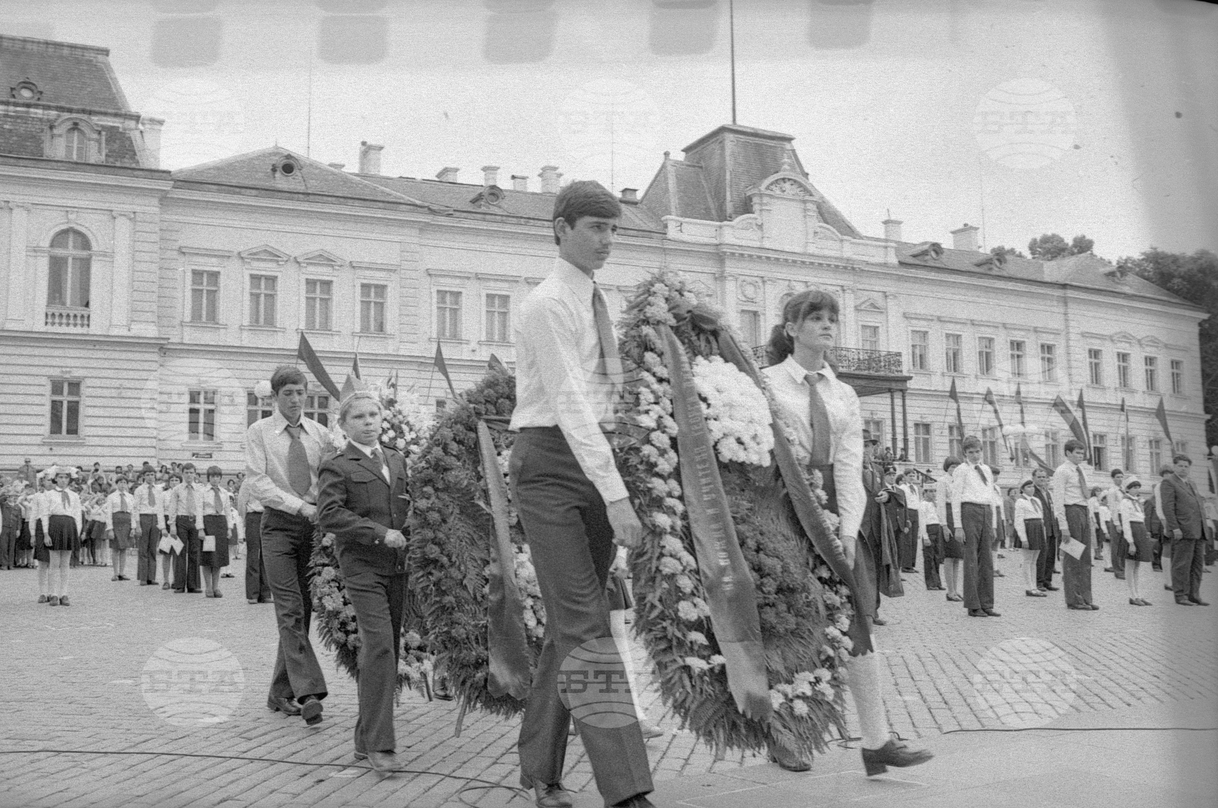 Тържествено приемане на пионери пред мавзолея "Георги Димитров"