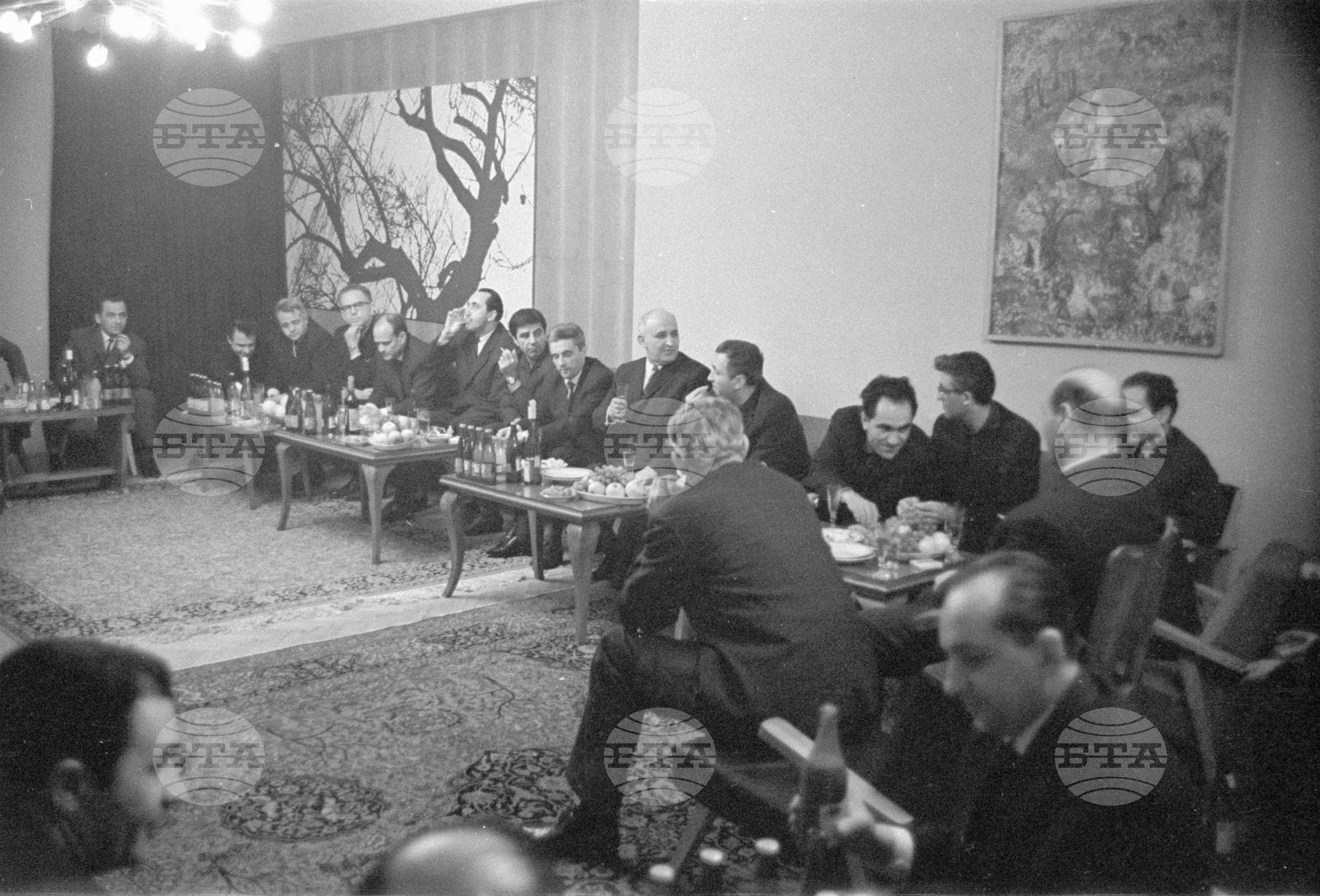 Другарите Тодор Живков, Митко Григоров, Начо Папазов и другарят Петър Вутов посетиха киноцентъра