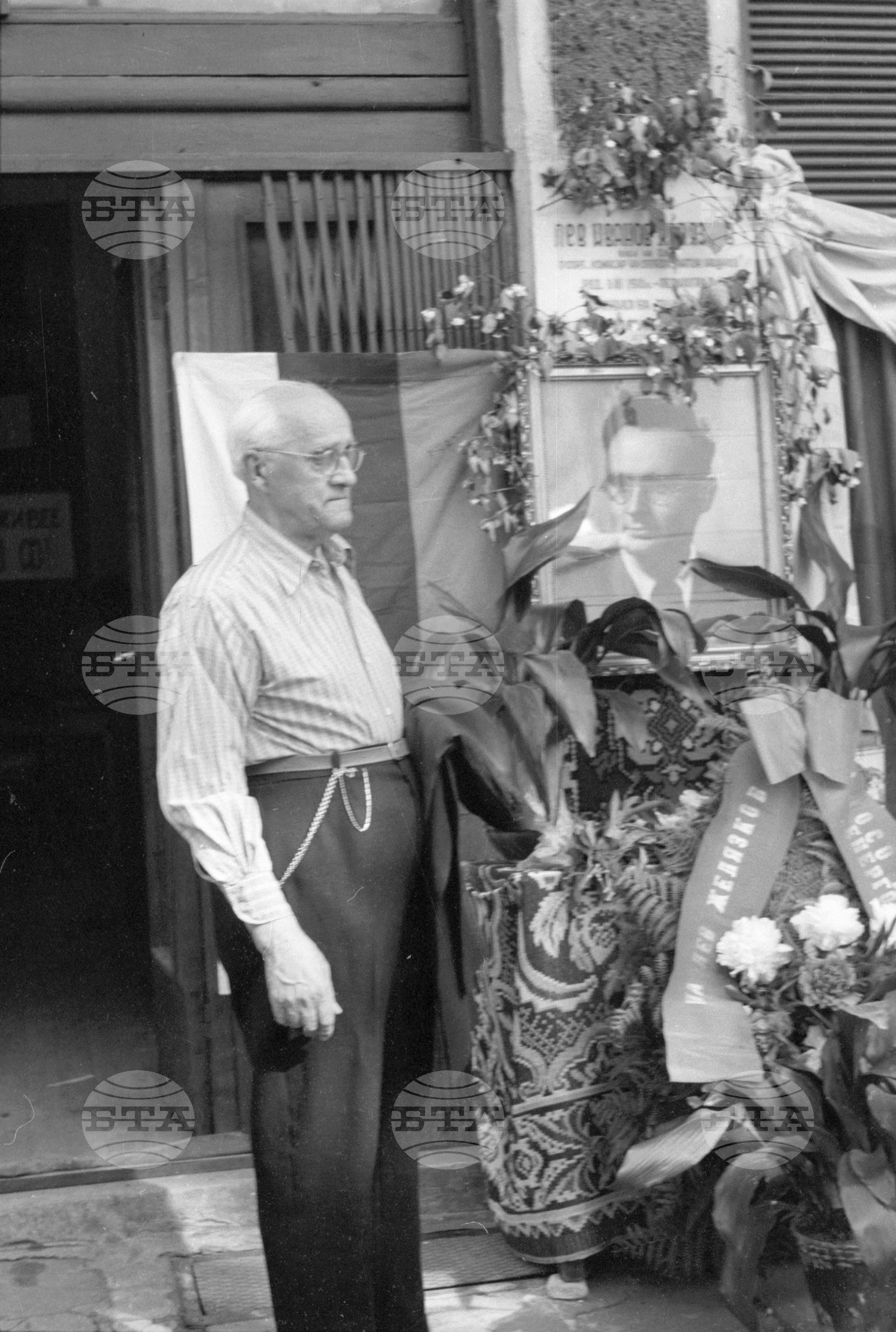 Пред паметника на Лев Желязков