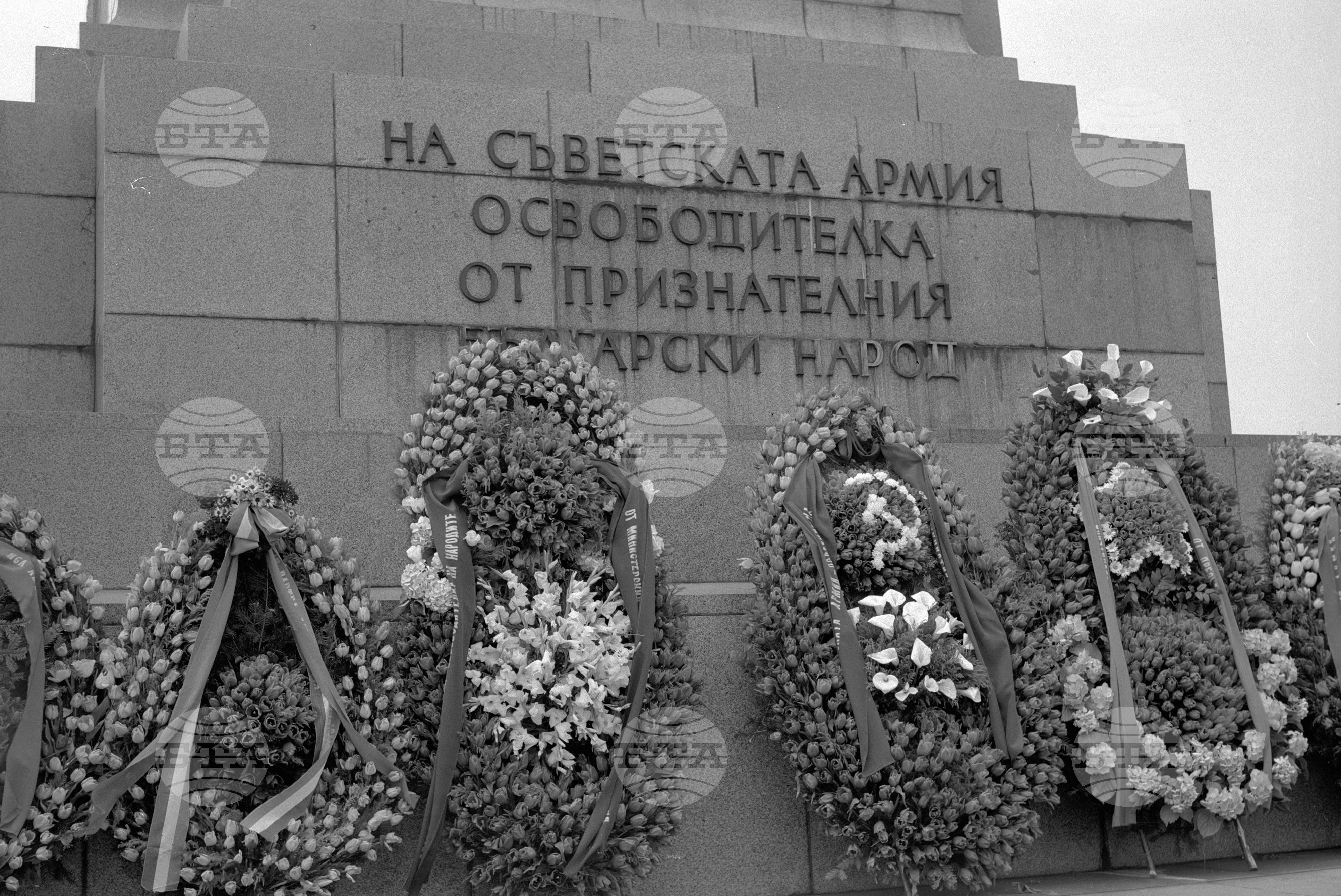 Венци пред паметника на Съветската армия, София