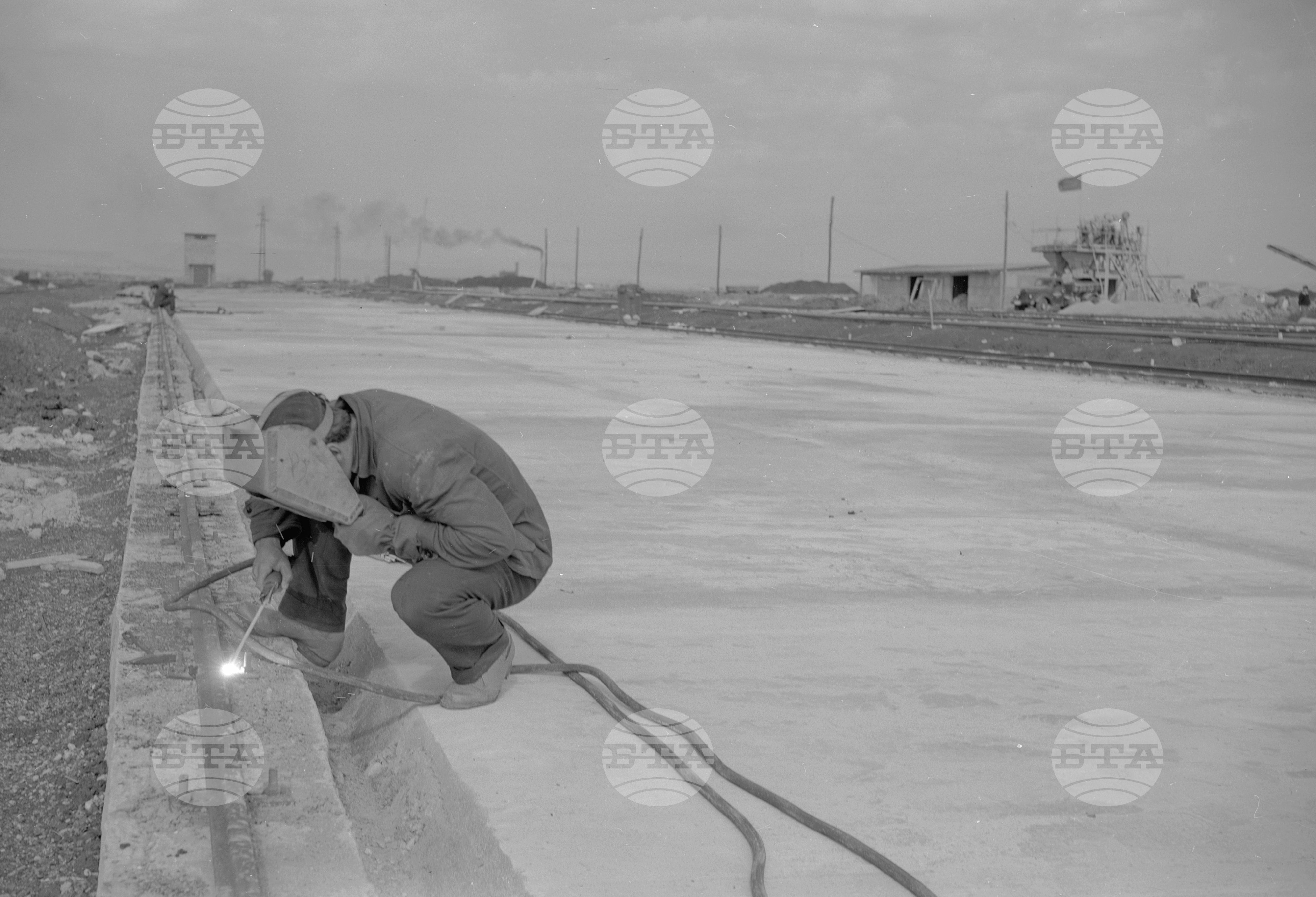 Изграждане на Нефтопреработвателния завод край град Бургас