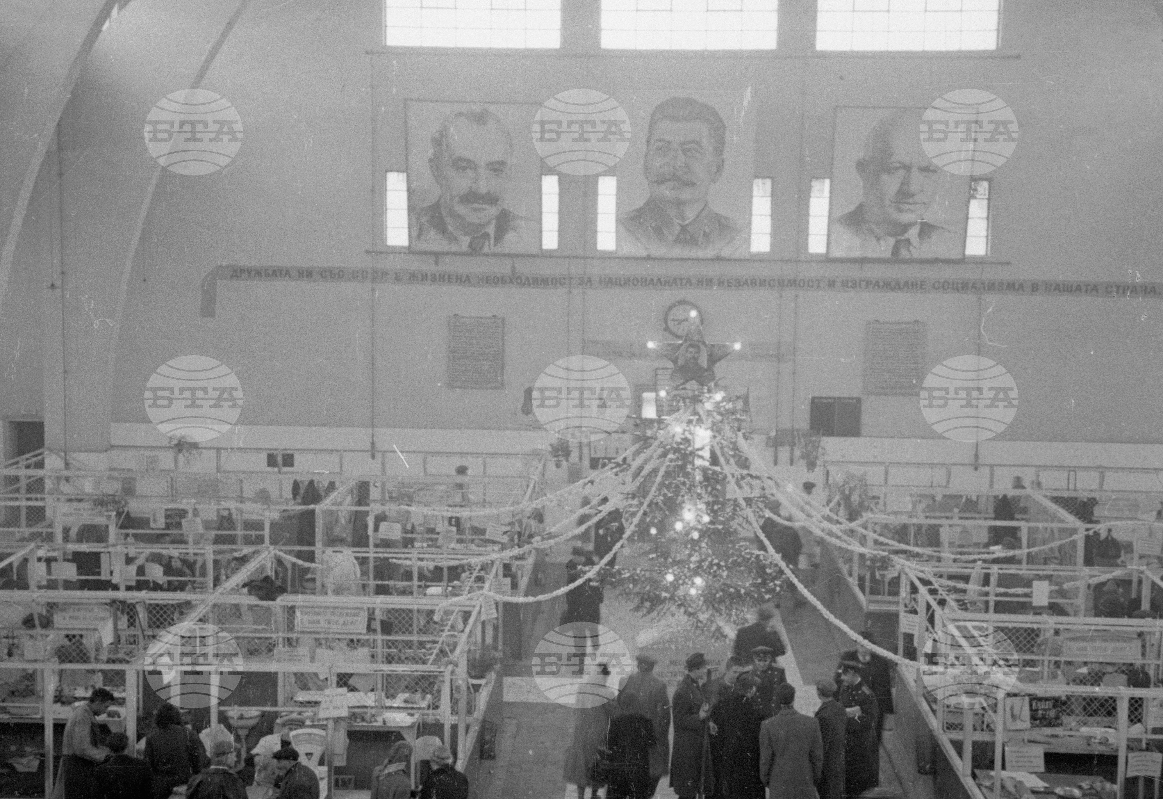 В хранителен магазин пълен с пазаруващи клиенти за новогодишните празници