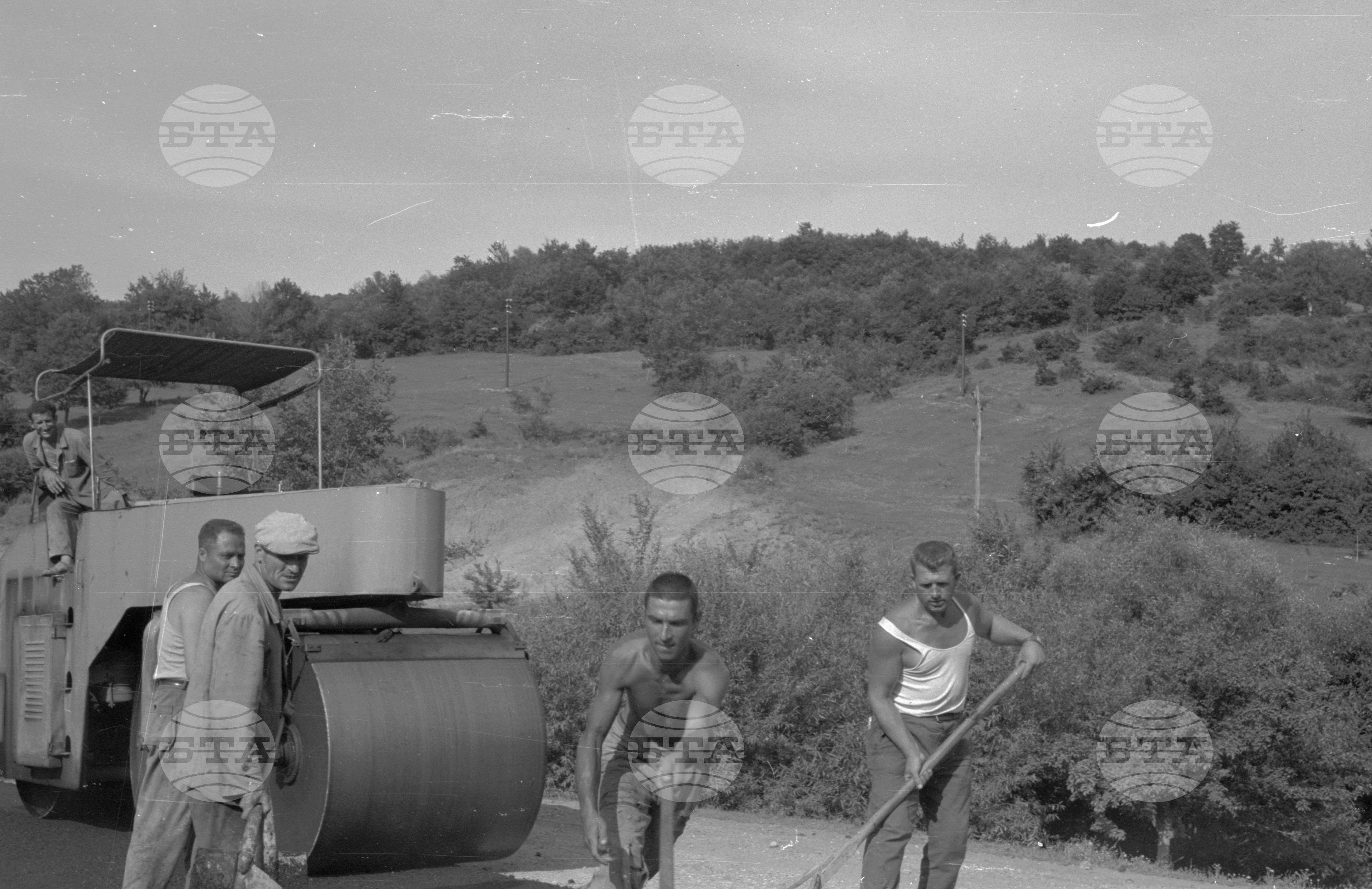 Асфалтират се нови пътища 1963