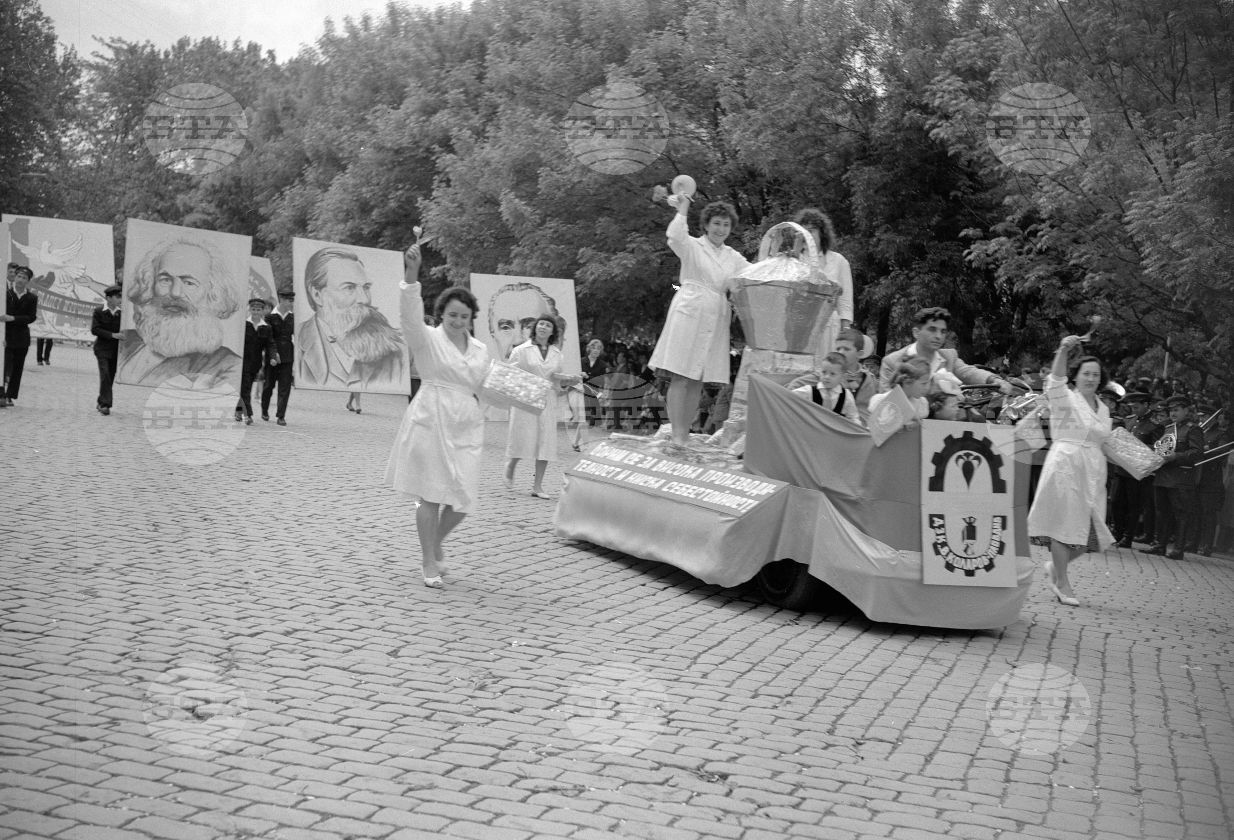 Величествената първомайска манифестация на трудещите се в Пловдив (1961) част 3