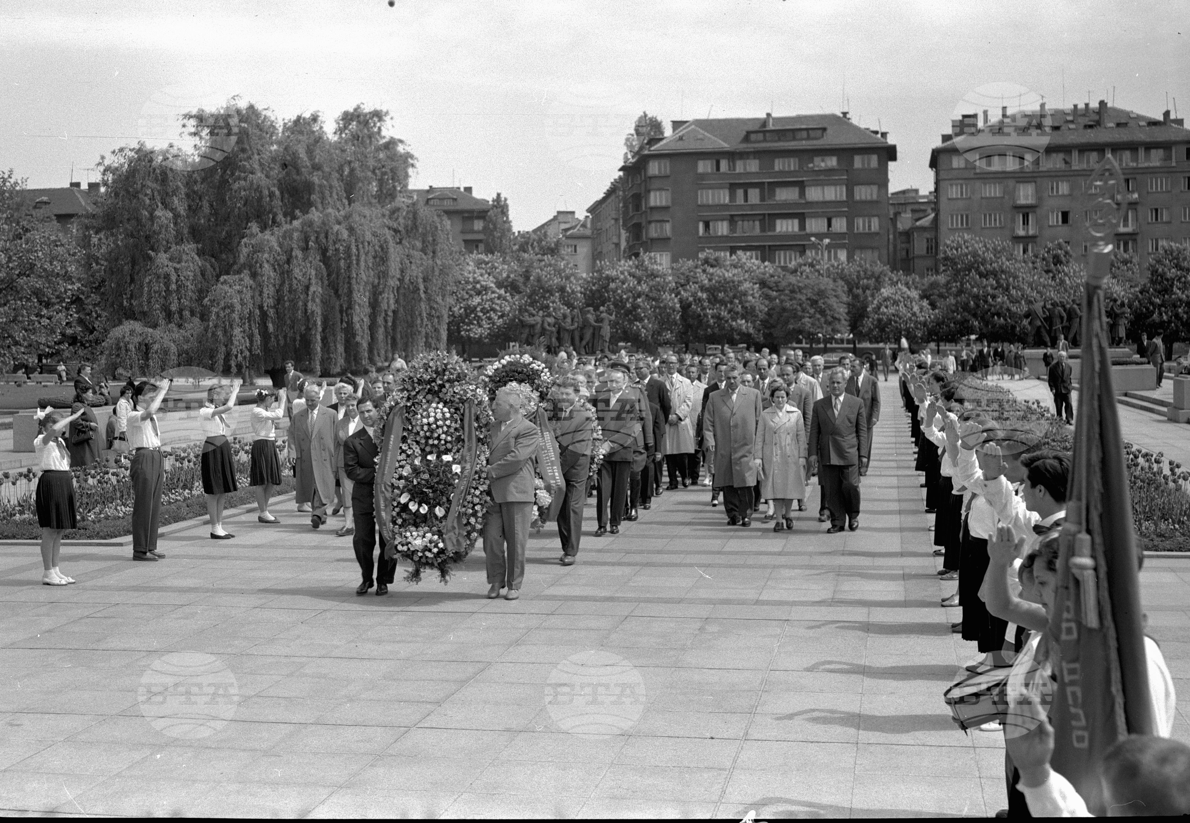 Венец пред паметника на Съветската армия от посолството на ГДР (Германска демократична република) част 2