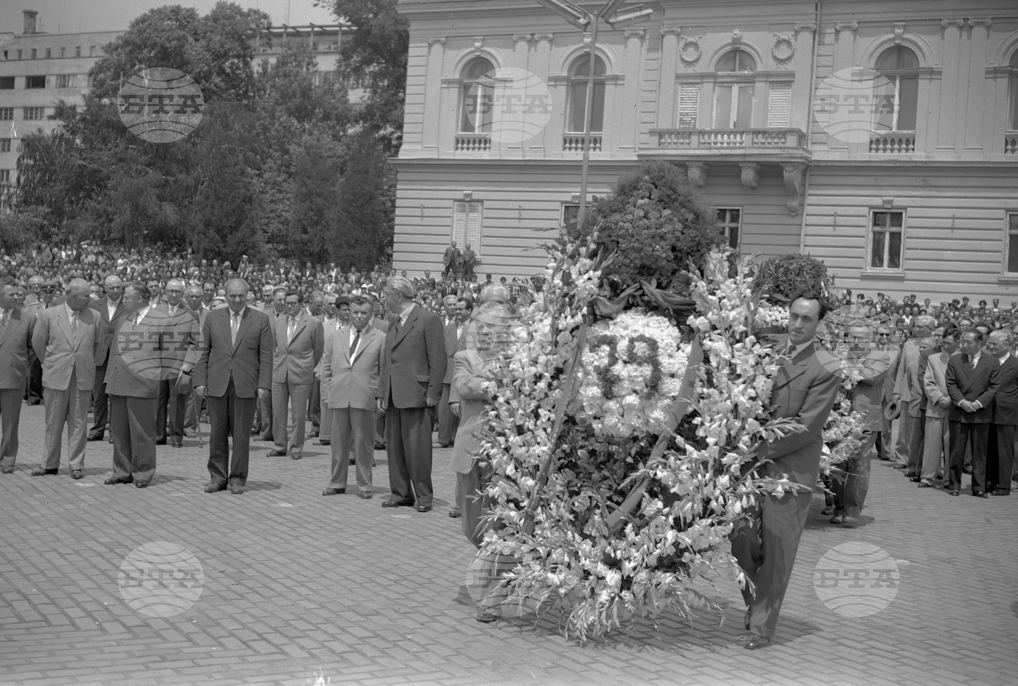 Полагане венци пред Мавзолея на Георги Димитров от членове на Министерския съвет
