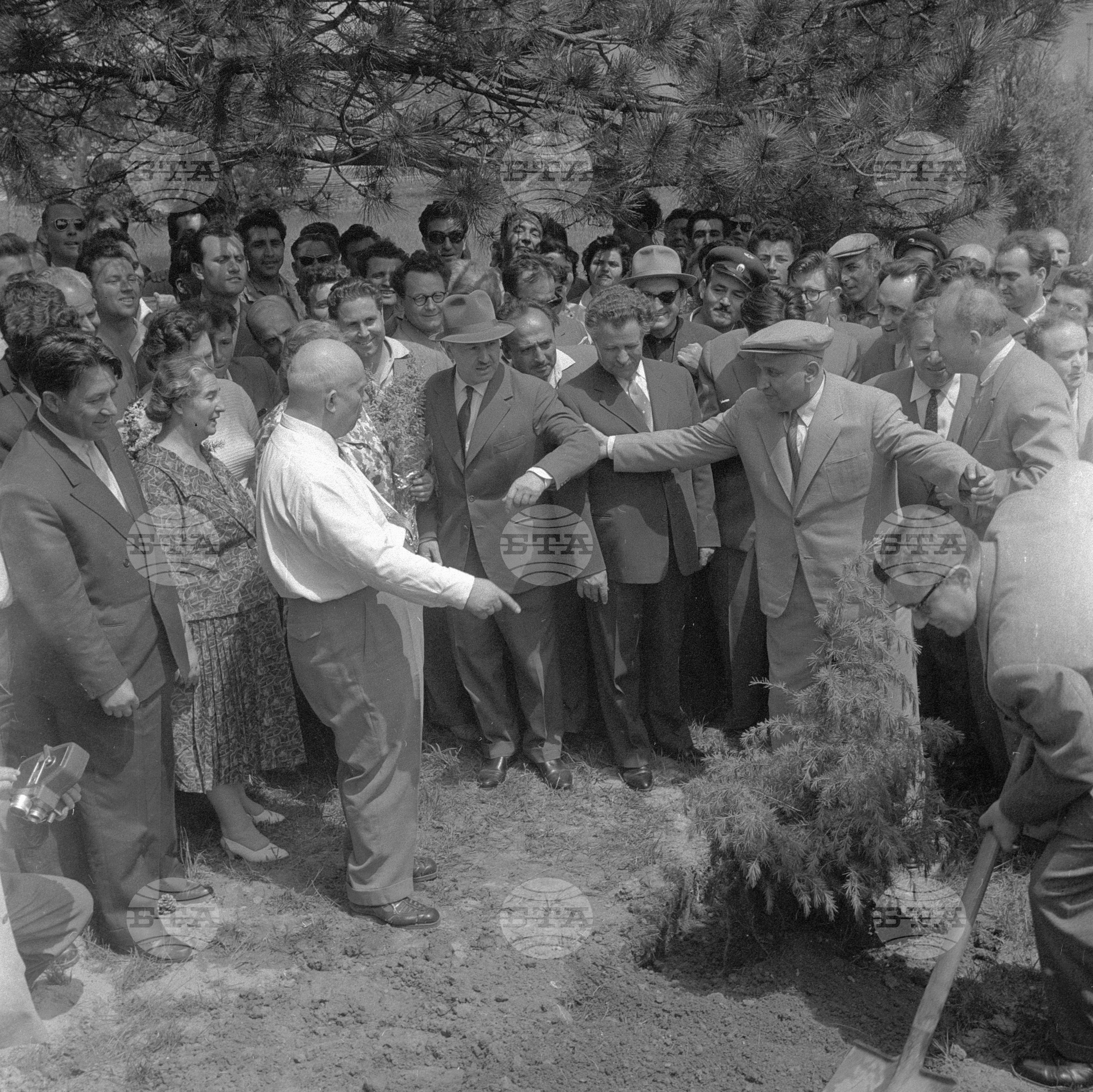 Съветска партийно-правителствена делегация, начело с Н. С. Хрушчов на обиколка из страната част 2