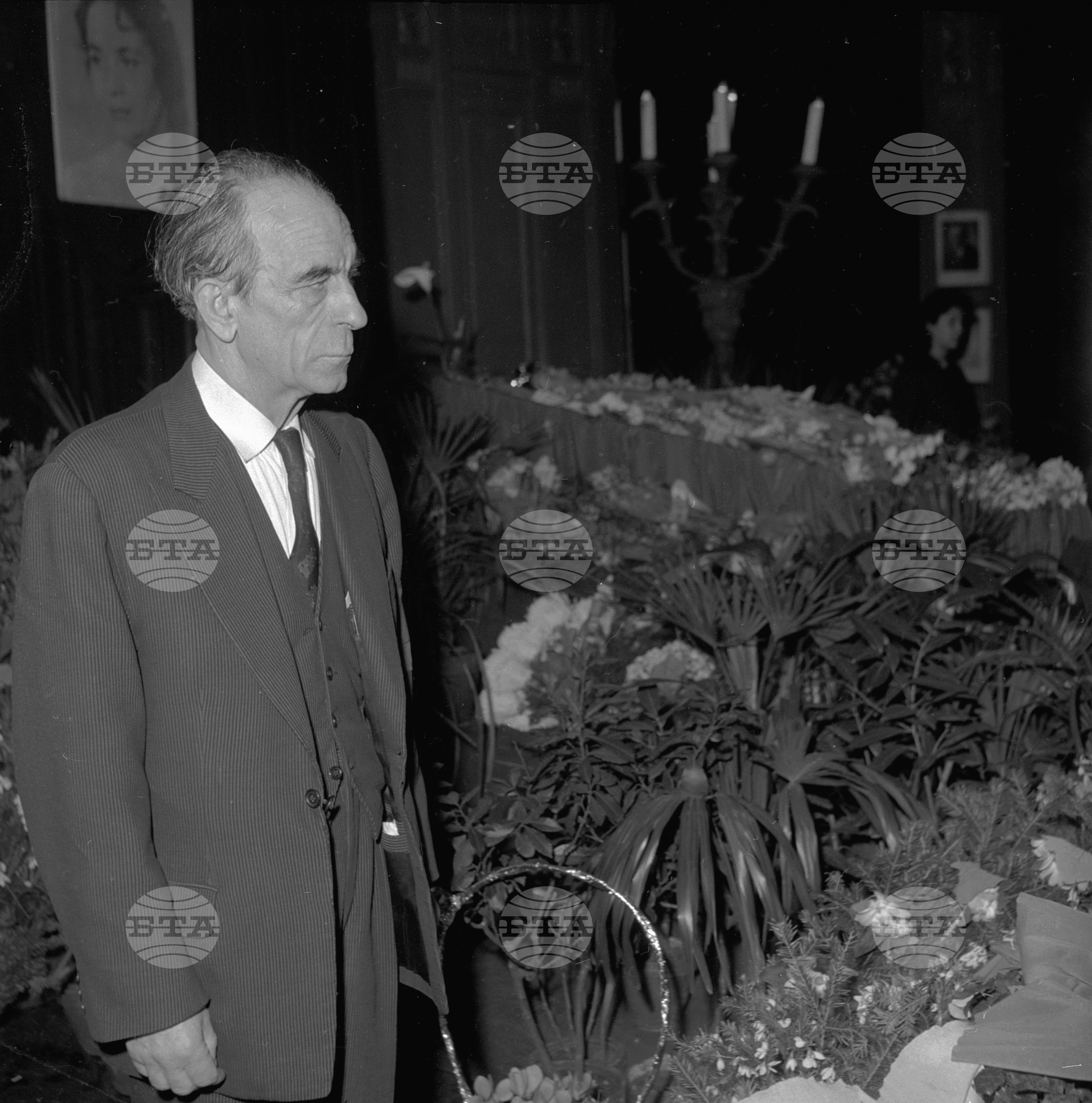 Поклонение пред тленните останки на артистката Мила Павлова /лауреат на Димитровската награда/