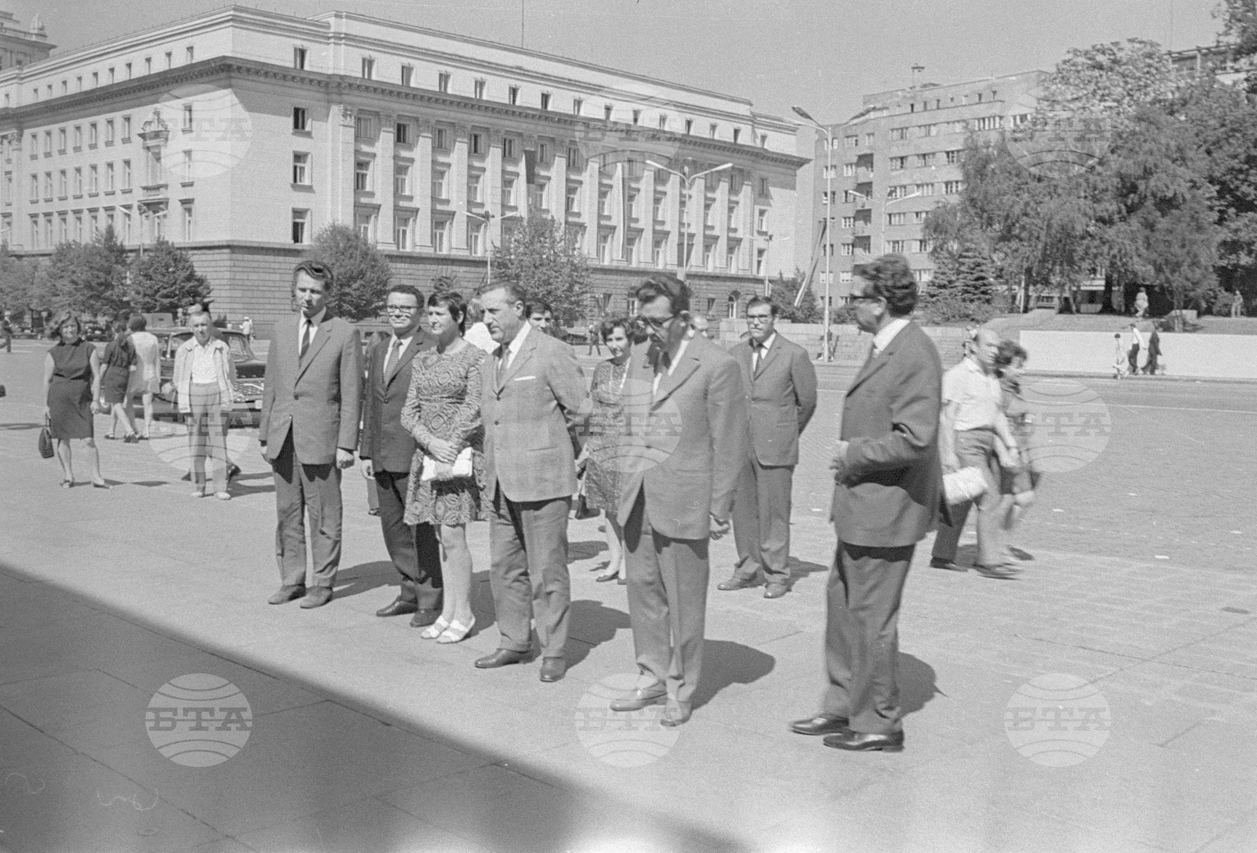 Луиджи Лонго положи венец пред Мавзолея на Георги Димитров
