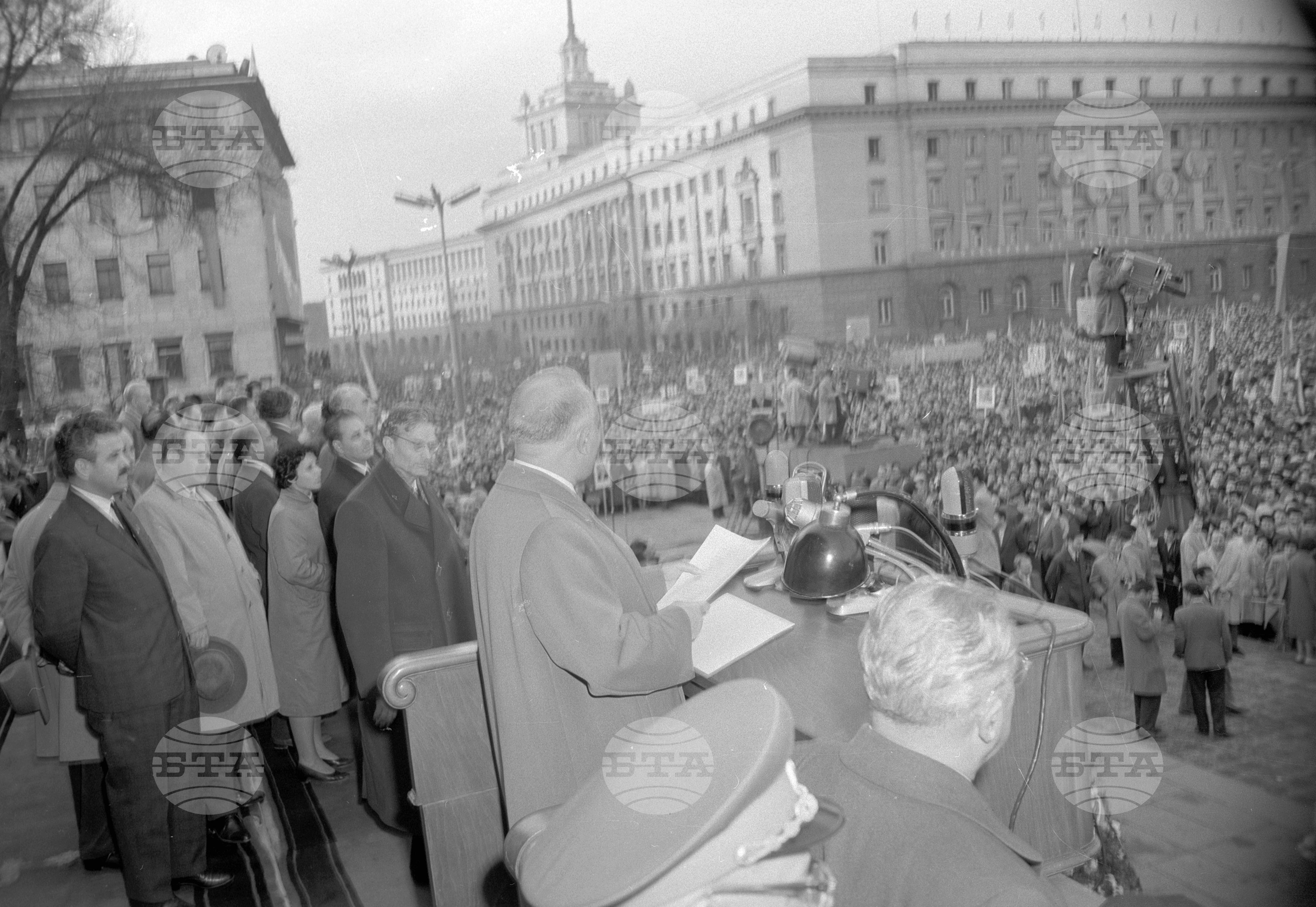 Многохиляден митинг в столицата по случай завършването на Осмия Конгрес на Българската комунистическа партия