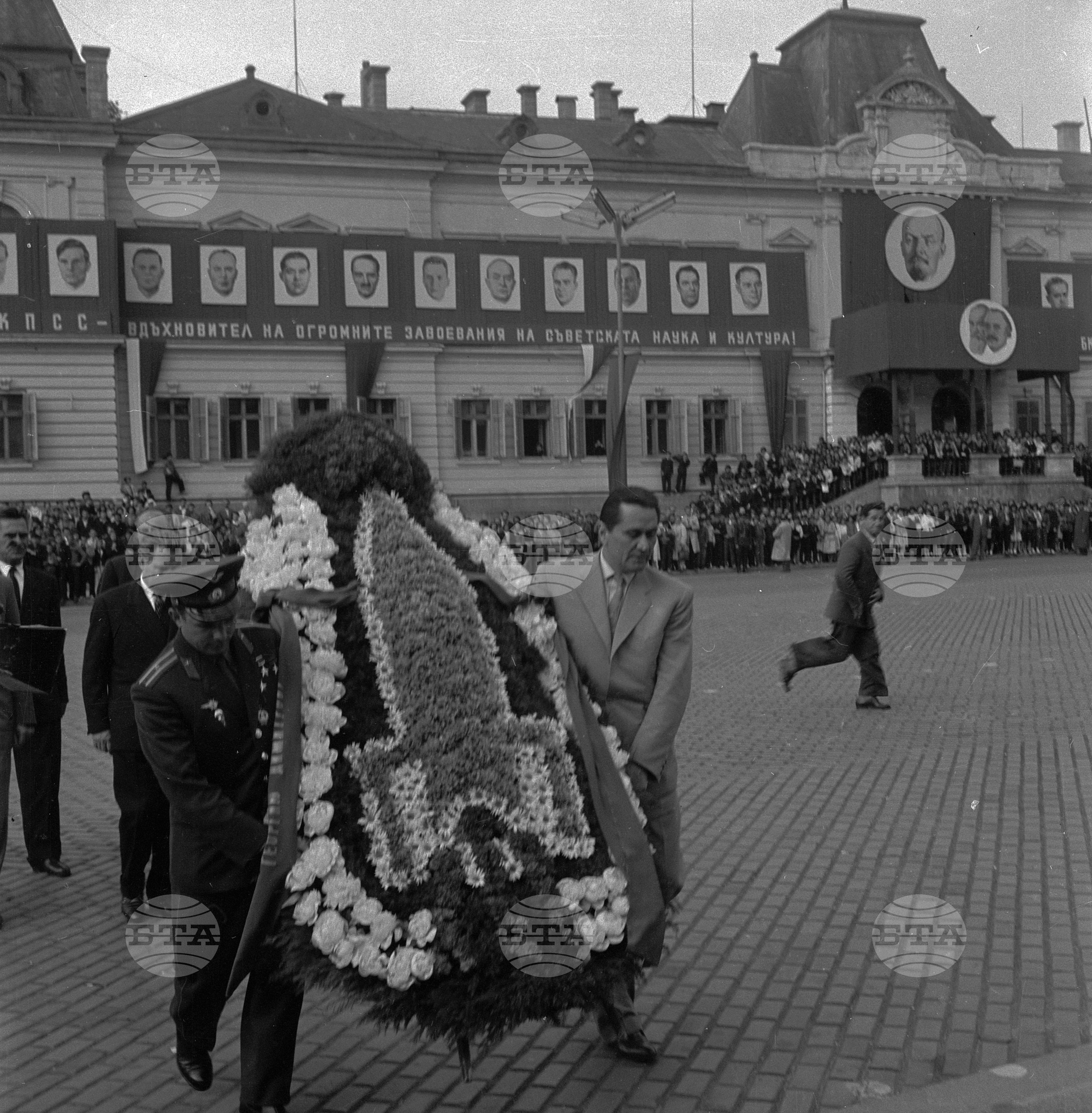 Юрий Гагарин положи венец пред мавзолея на Георги Димитров
