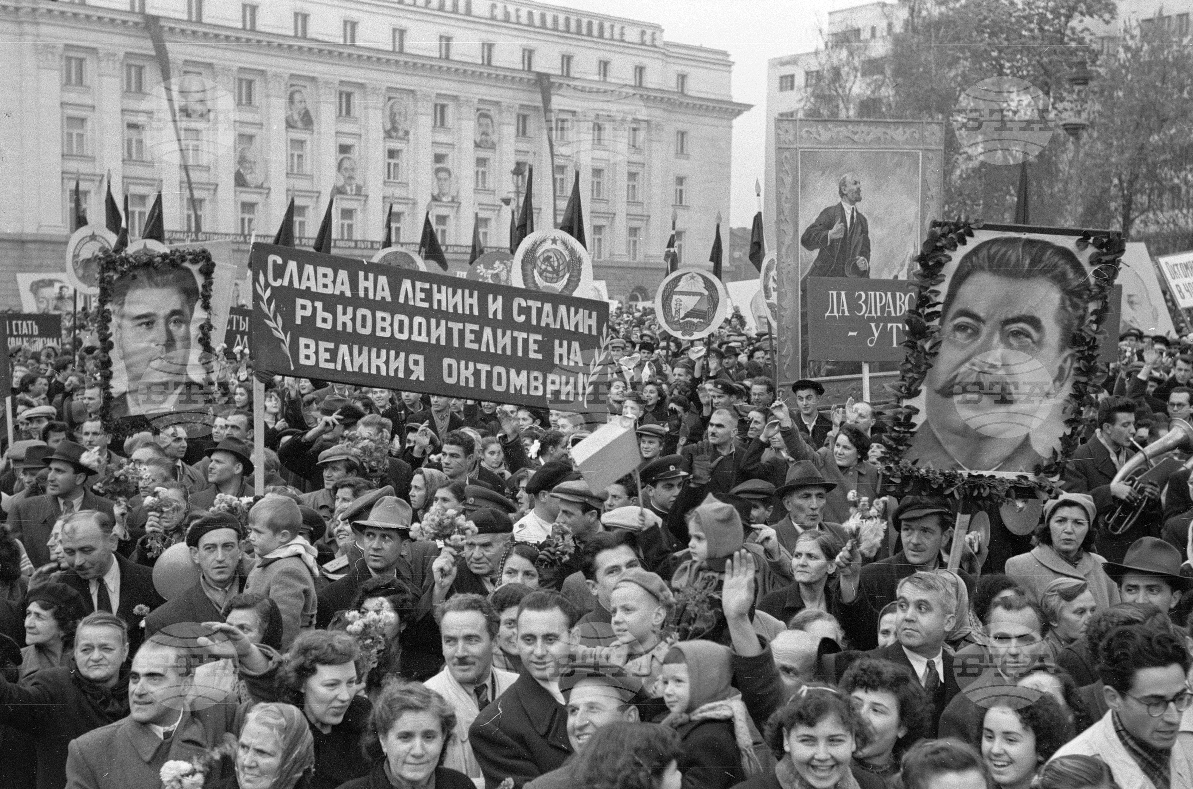 Манифестация на трудещите се от София по случай 36-та годишнина от Великата октомврийска социалистическа революция