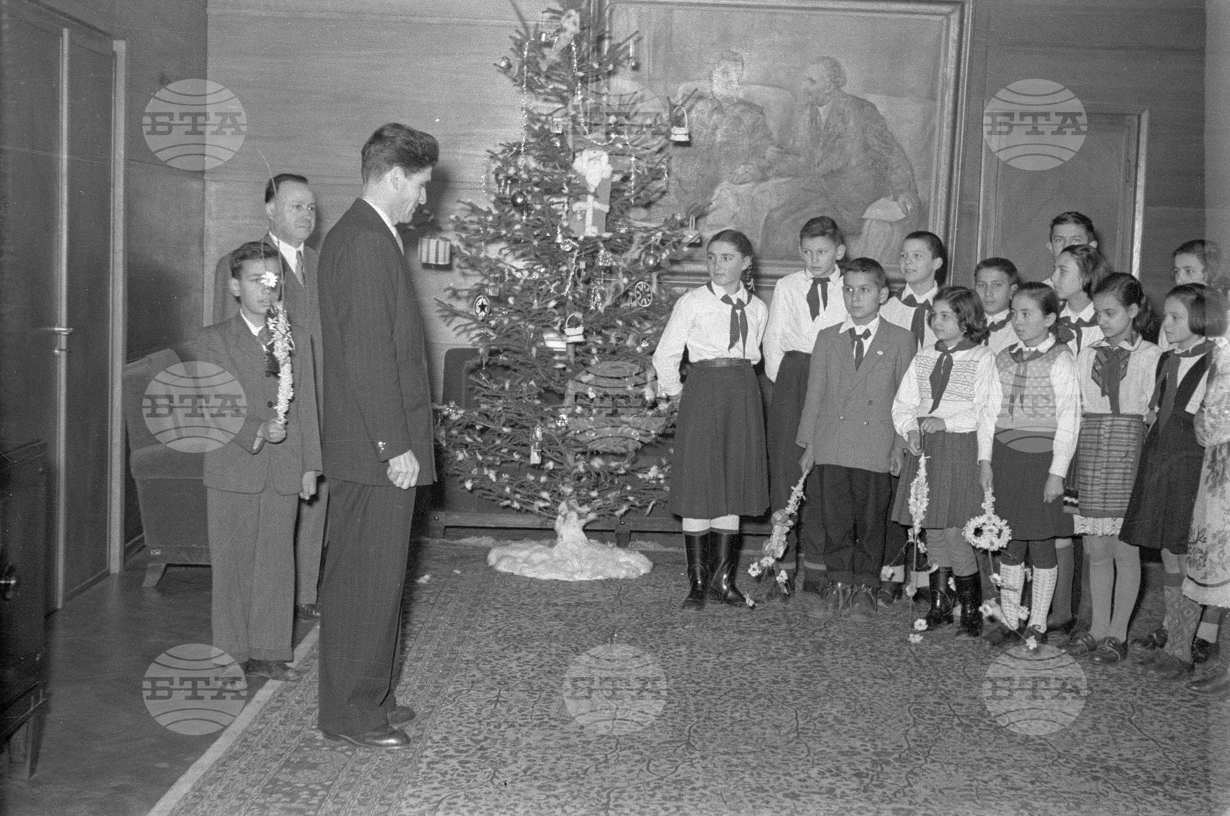Пионери от Коларовски район честитят новата 1953 год. в Президиума на Народното събрание