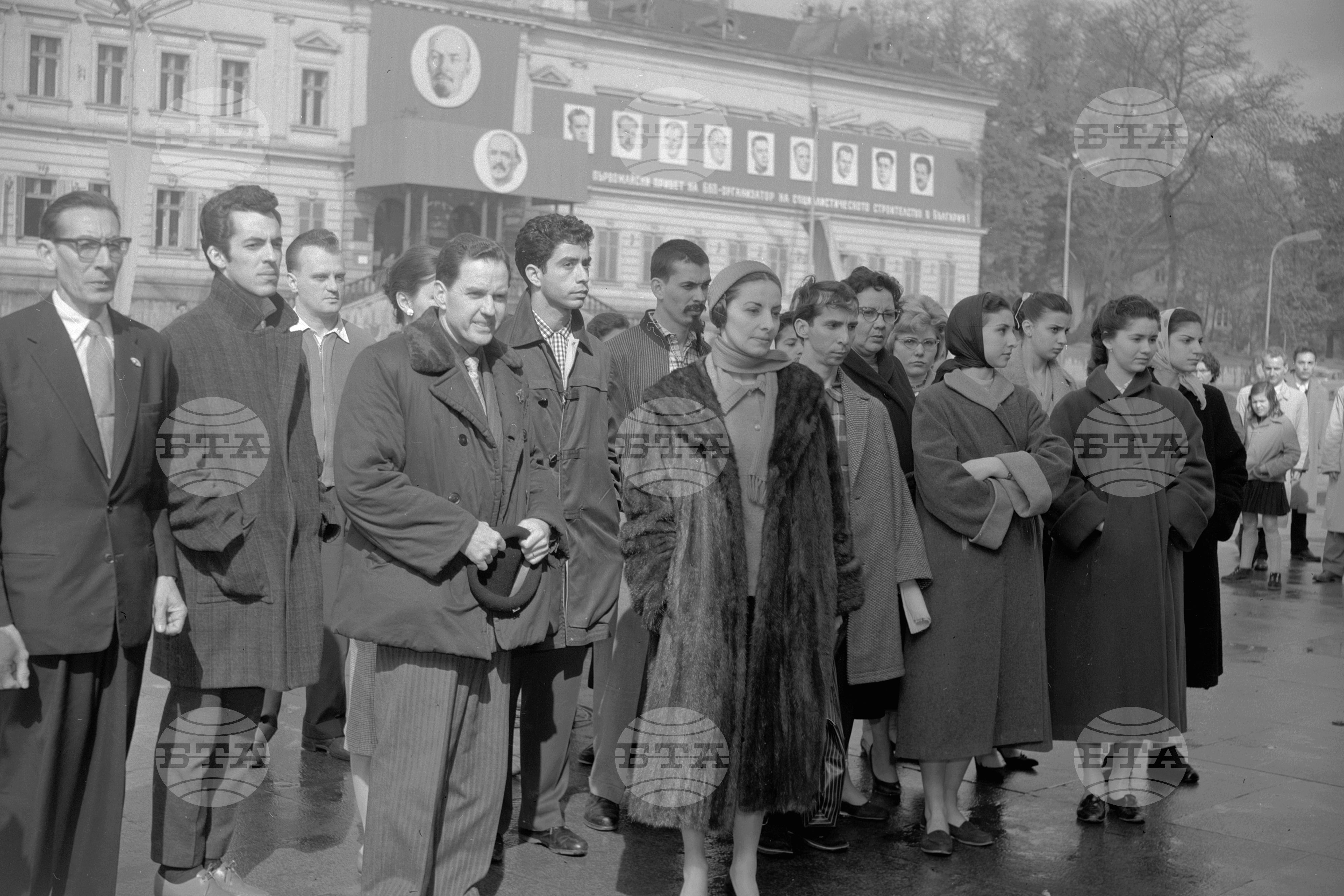 Полагане на венец пред мавзолея на Георги Димитров от Кубинския балетен ансамбъл