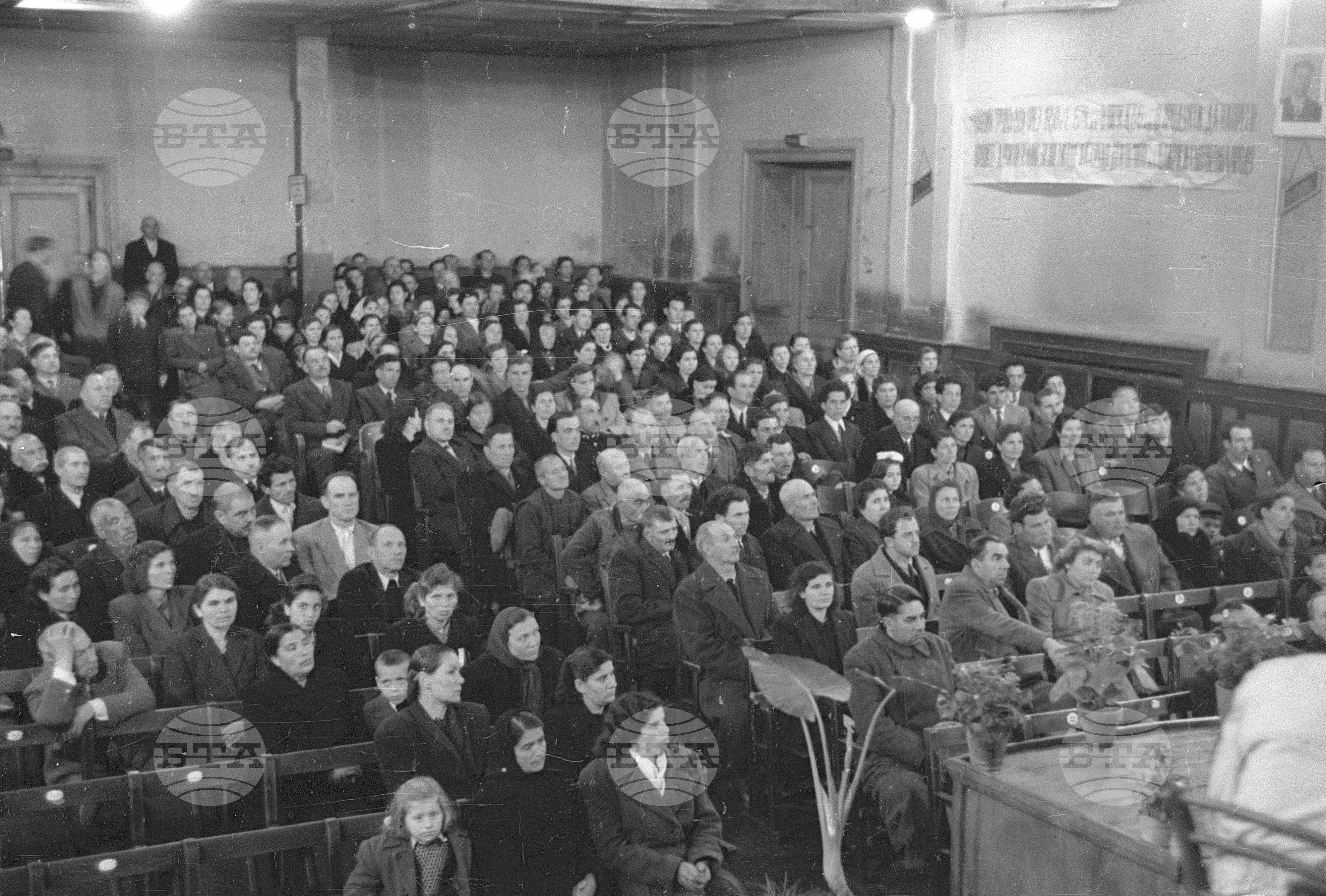 Годишно отчетно събрание в ТКЗС в с. Черногорево. Архив - Българска телеграфна агенция (БТА), 1951