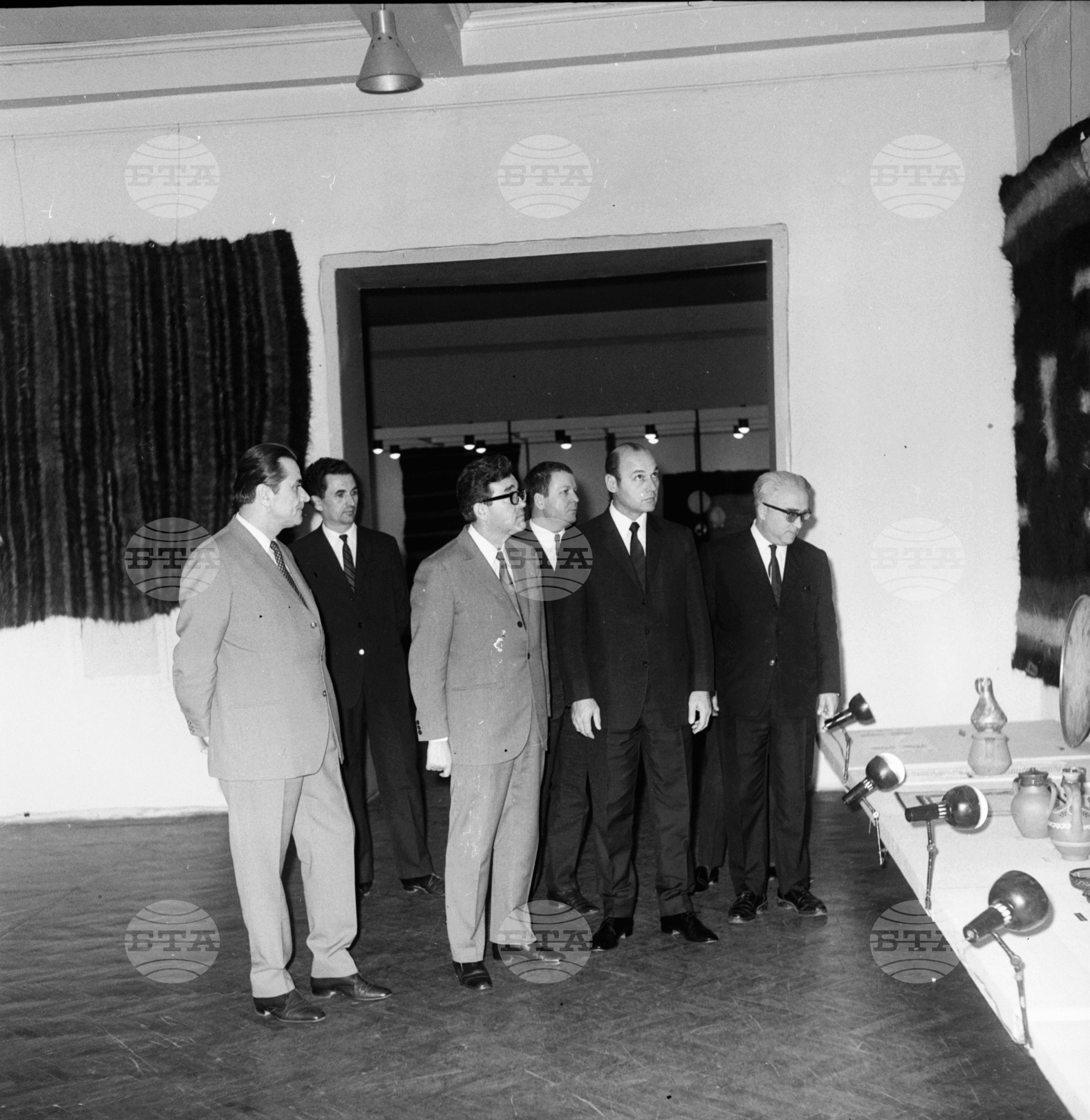 Политбюро на БКП (Българска комунистическа партия) посети националната изложба на художествените занаяти
