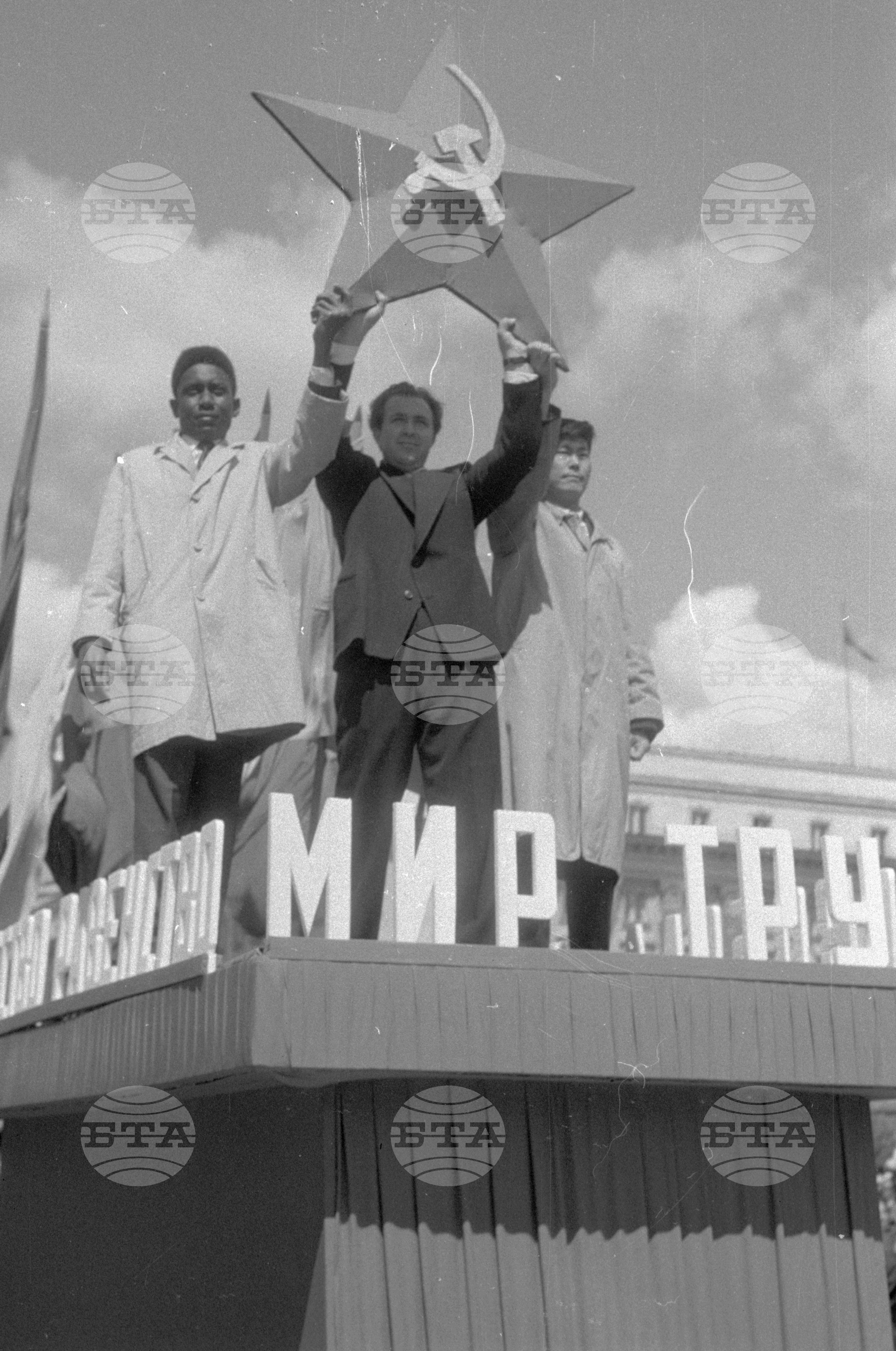 Първомайска манифестация в столицата 1962г. част 4