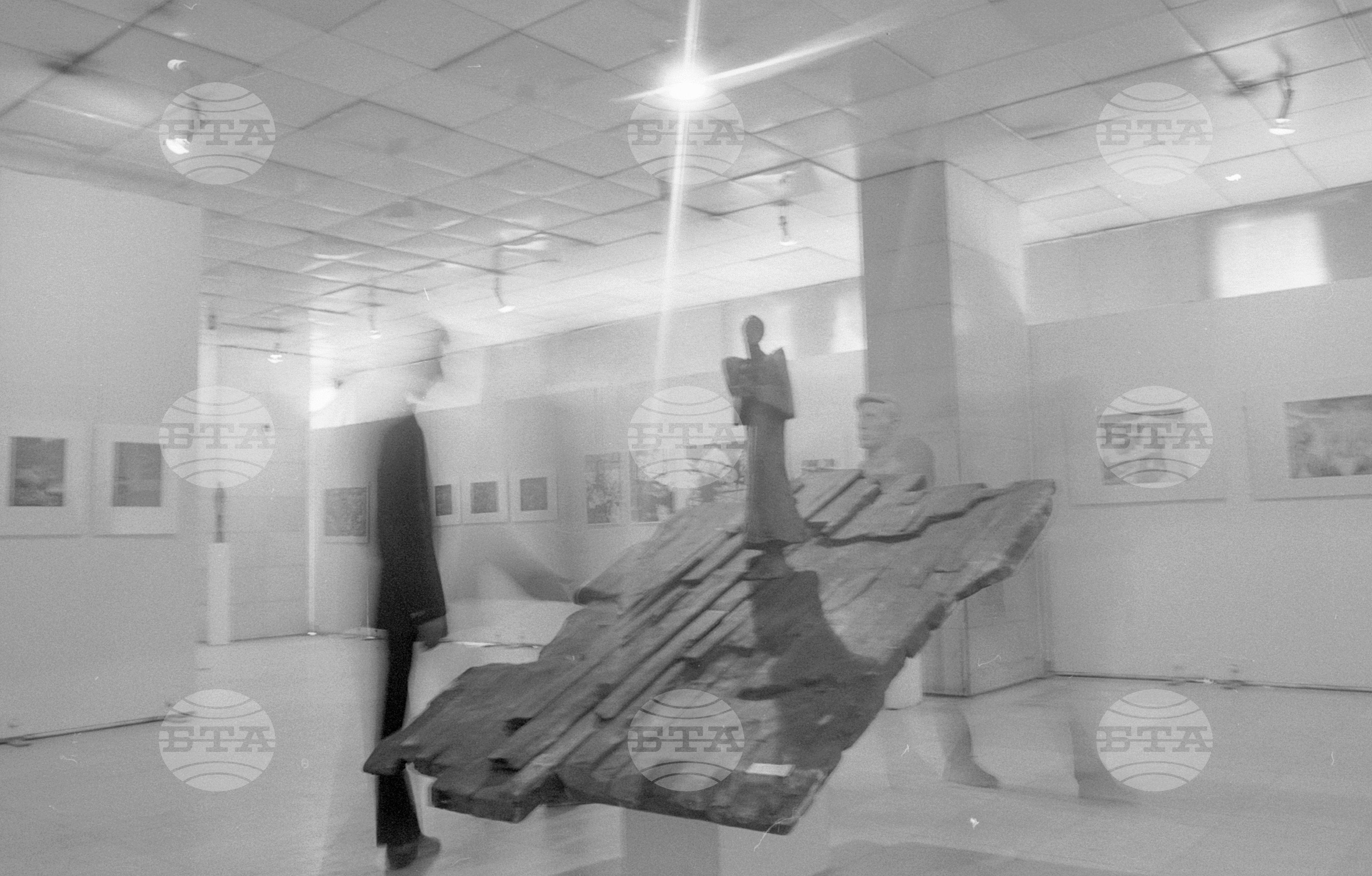 Моменти от разглеждането на Общата художествена изложба за графика и скулптура в салона на улица "Шипка" 6