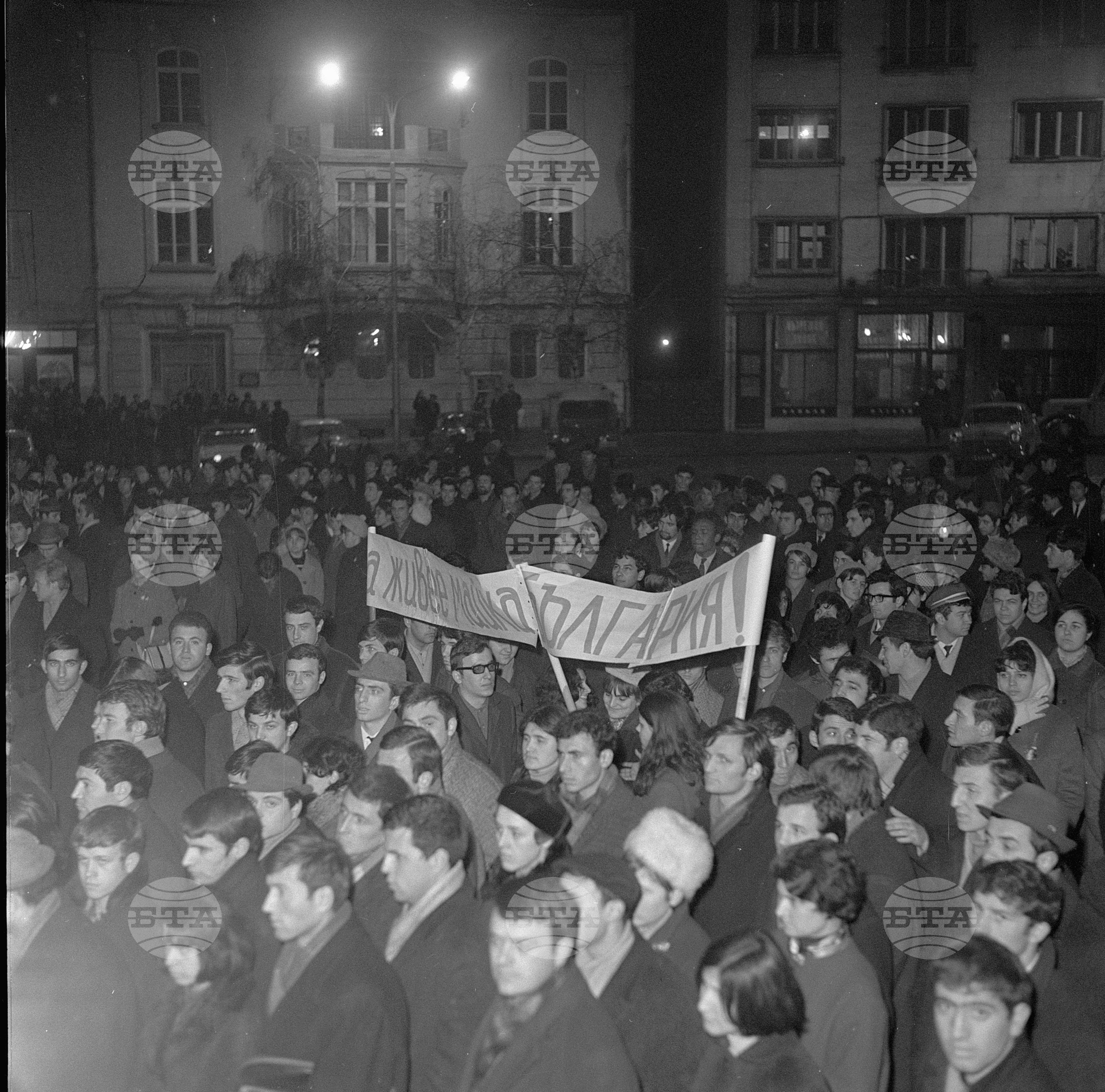 Митинг на студентската младеж по случай освобождението на България от османско иго, пред паметника на Братята освободители