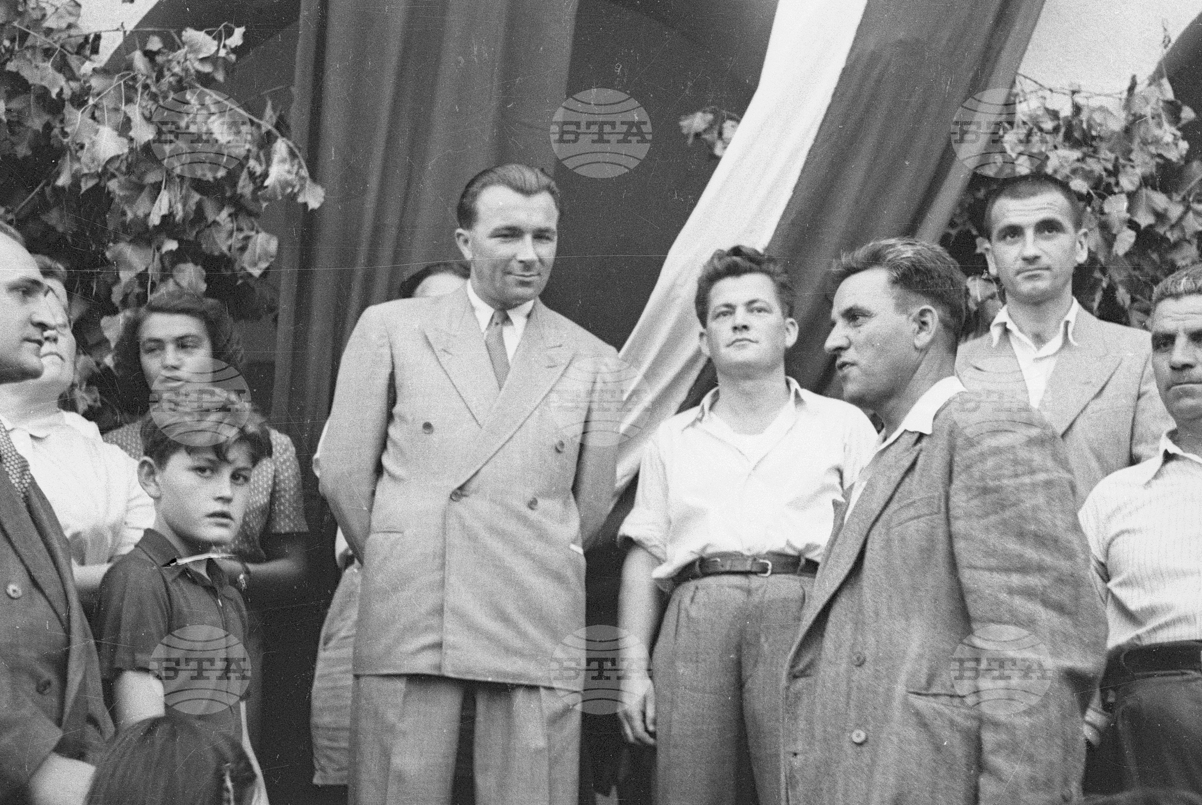 Подаряване на трактори в Поповица, 1951