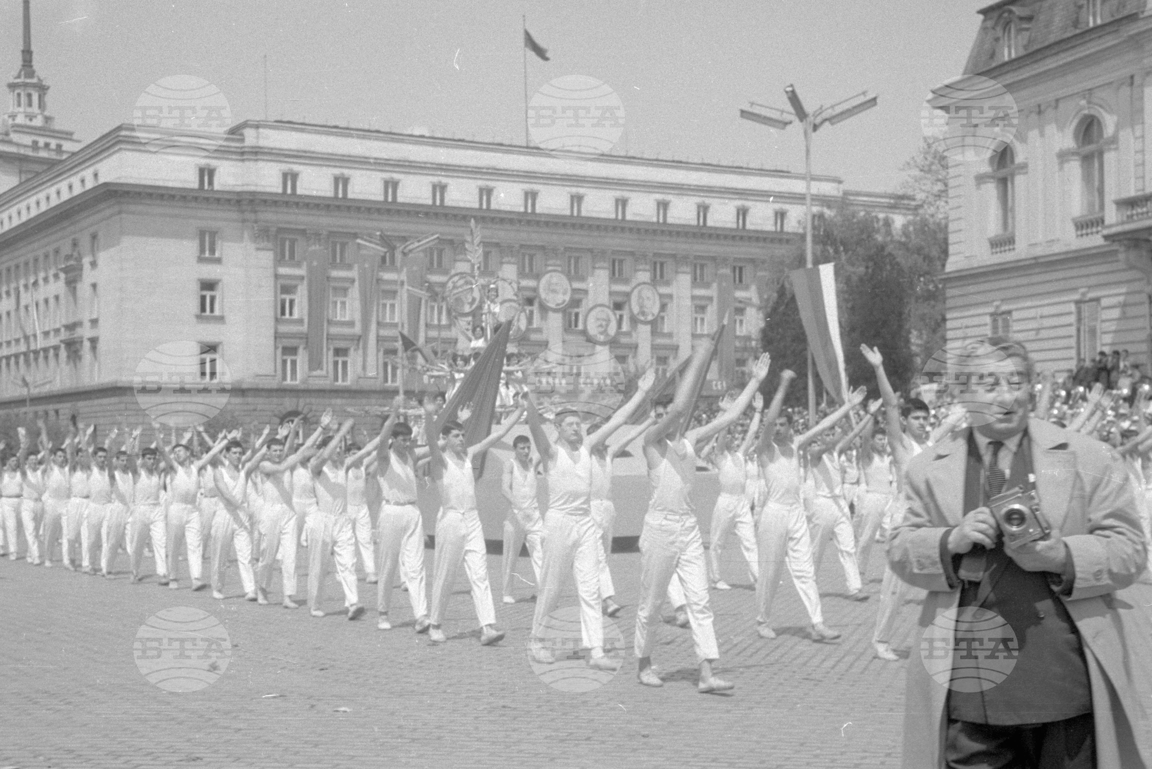 Първомайска манифестация в столицата 1962г. част 4