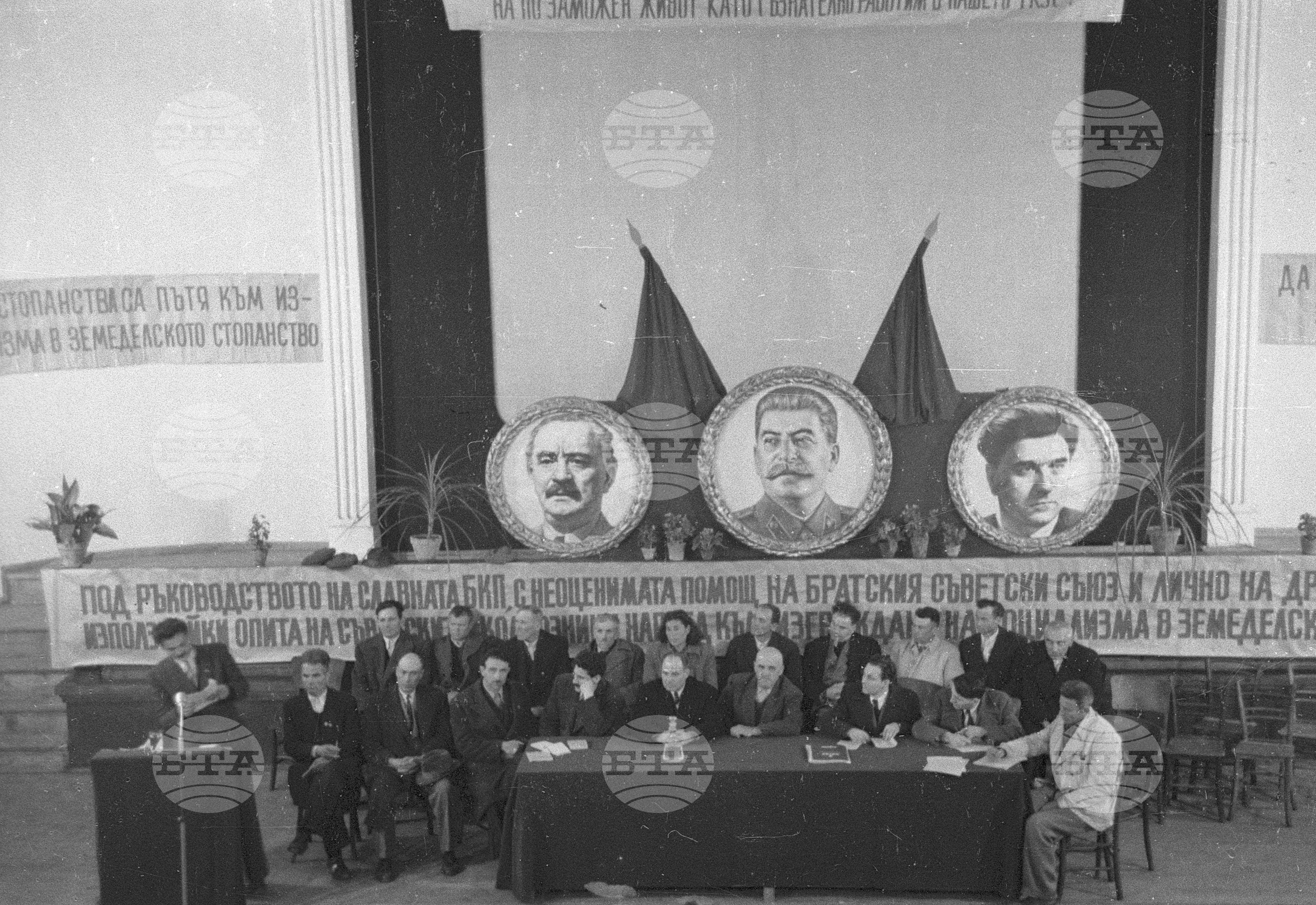 Годишно отчетно събрание в ТКЗС в с. Черногорево. Архив - Българска телеграфна агенция (БТА), 1951