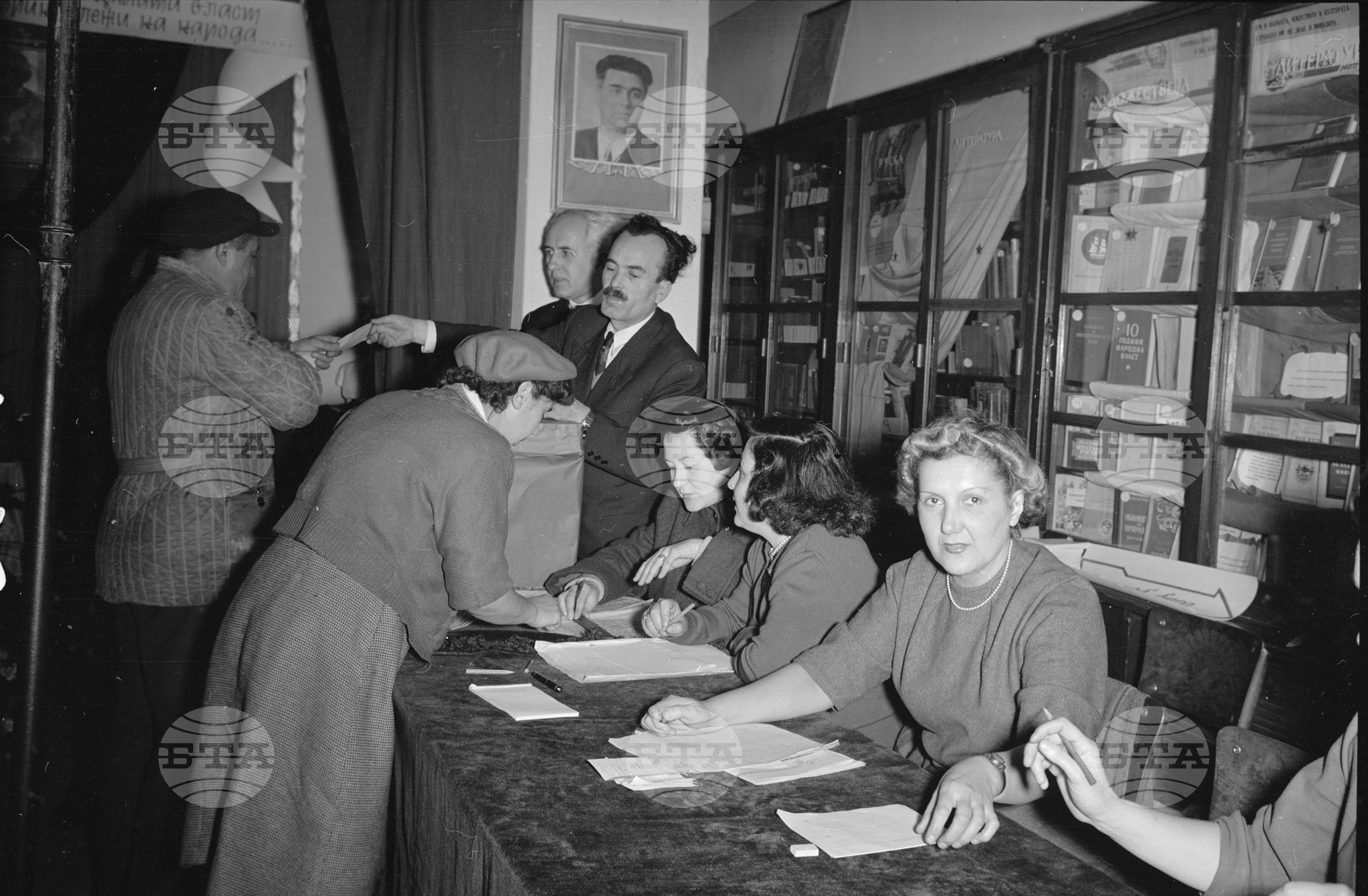 Изборният ден на 12.II.1956 година в София (Червенковски район)