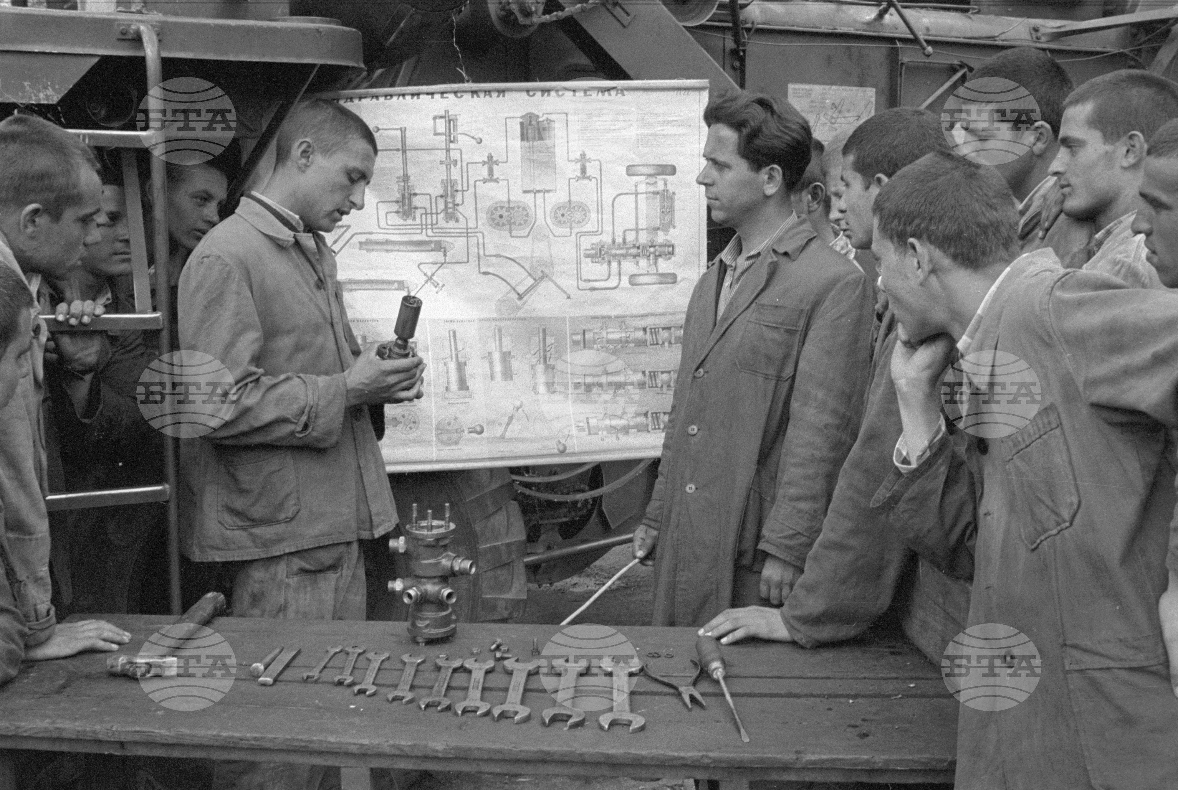 Военният лагер стана училище. При младите механизатори от МТУ (Машинно-тракторно училище) в село Ягода, Старозагорски окръг