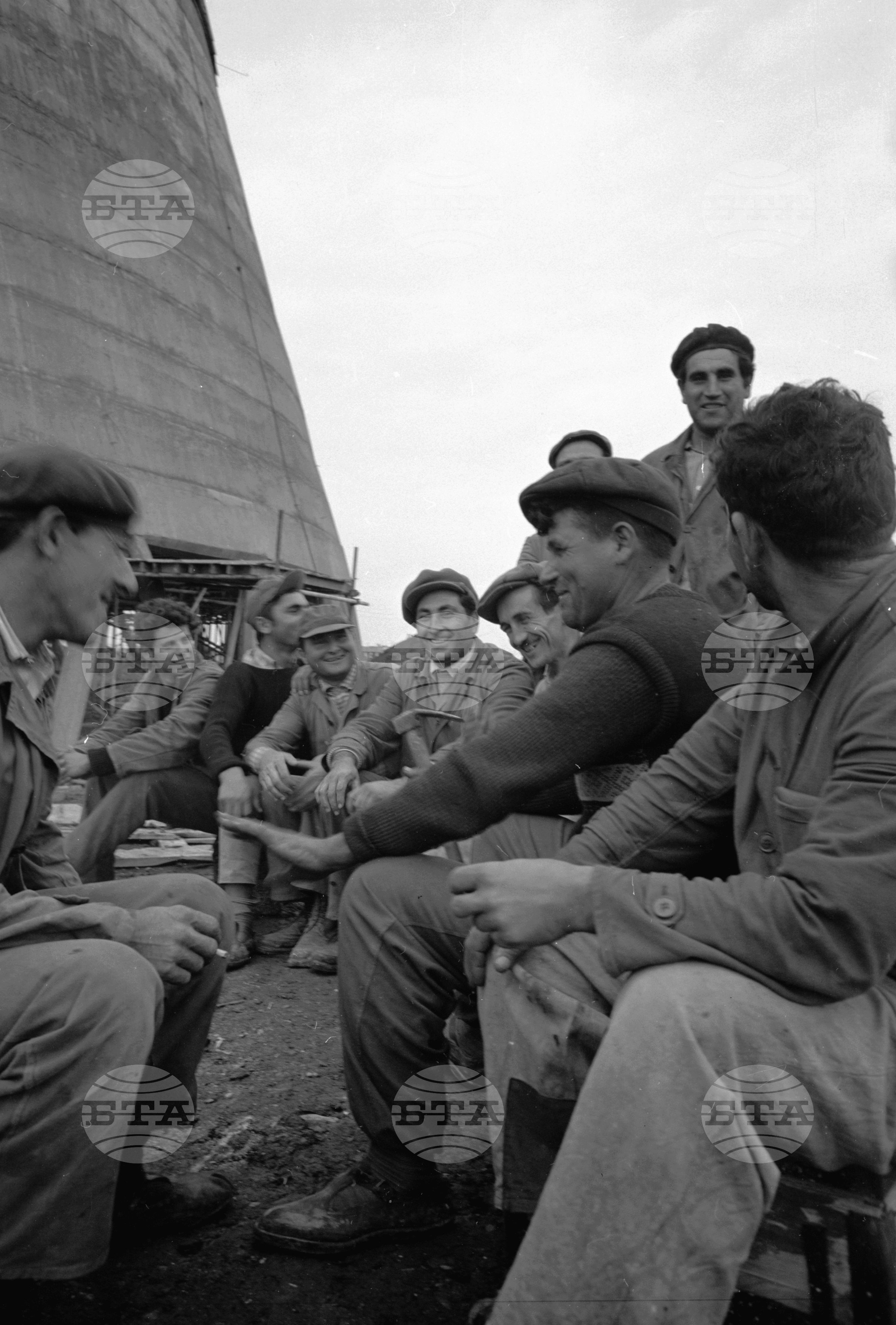 На строежа на Нефтопреработвателния завод край Бургас 1962 година част 2