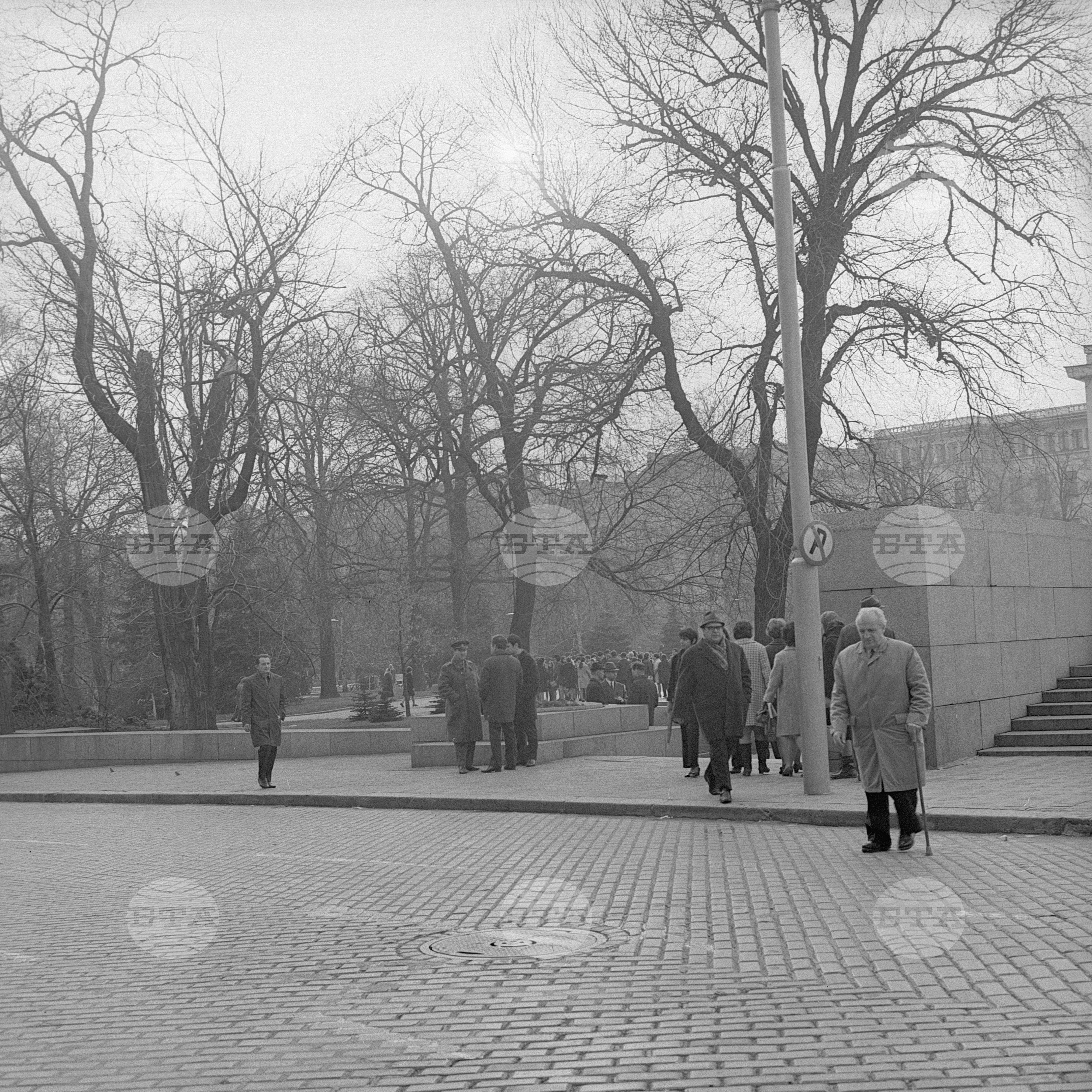 Участниците във "влака на мира" от СССР (Съюзът на съветските социалистически републики) положиха венец пред мавзолея на Георги Димитров