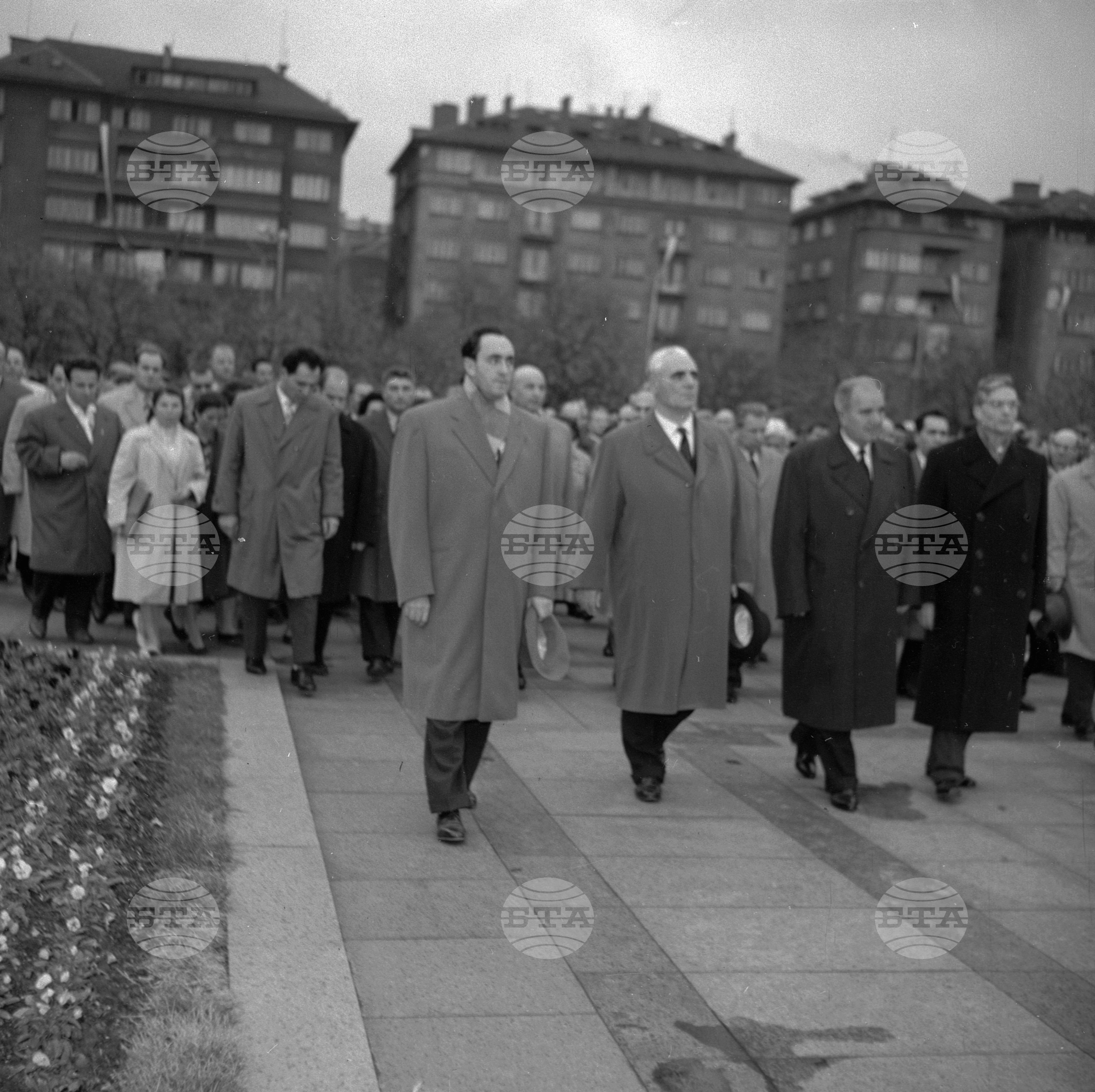 Полагане венец пред паметника на Съветската армия от делегатите на VIII конгрес на БКП (Българската комунистическа партия)