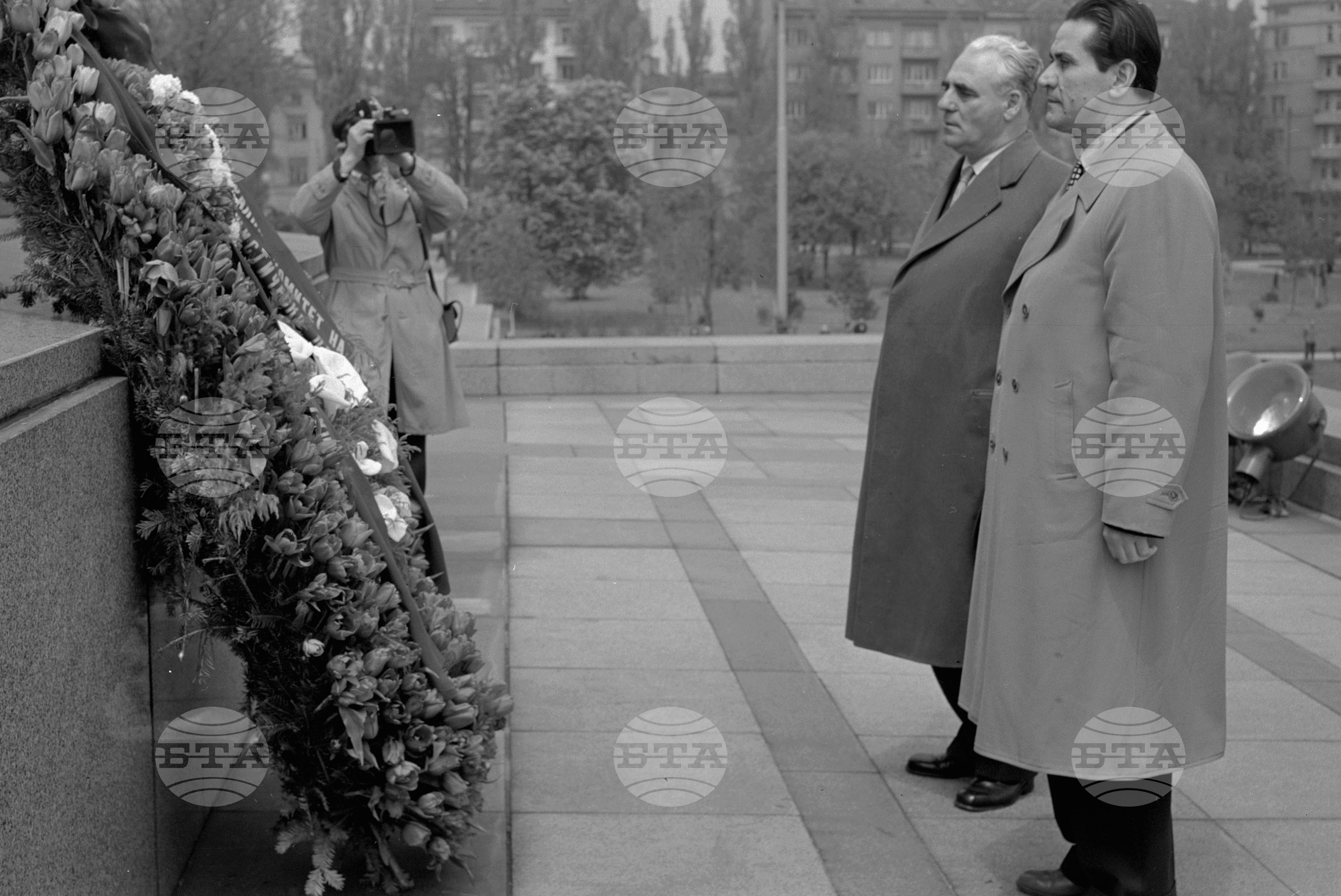 Венци пред паметника на Съветската армия, София