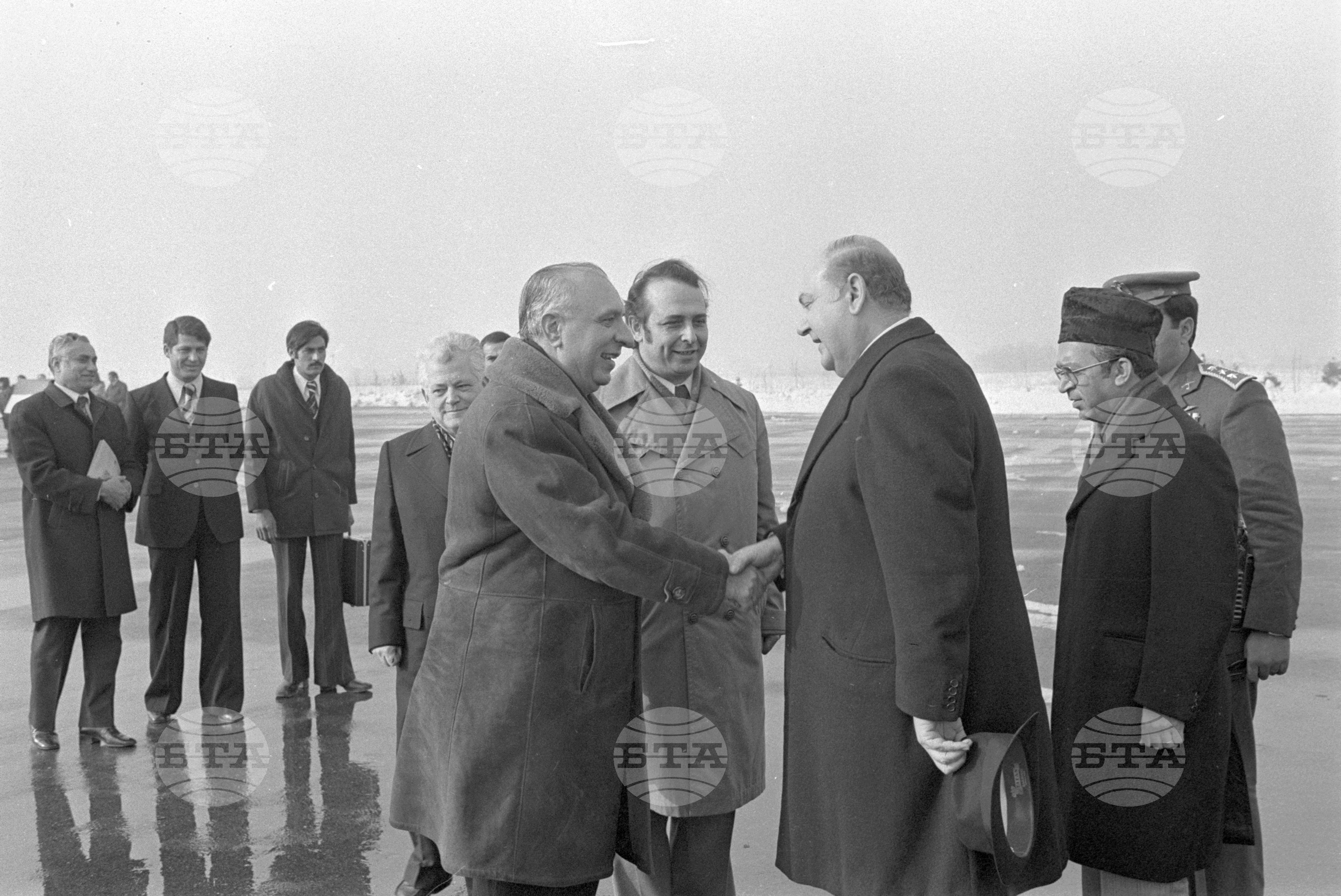 100 години от Освобождението на София - венци пред Паметника на освободителите