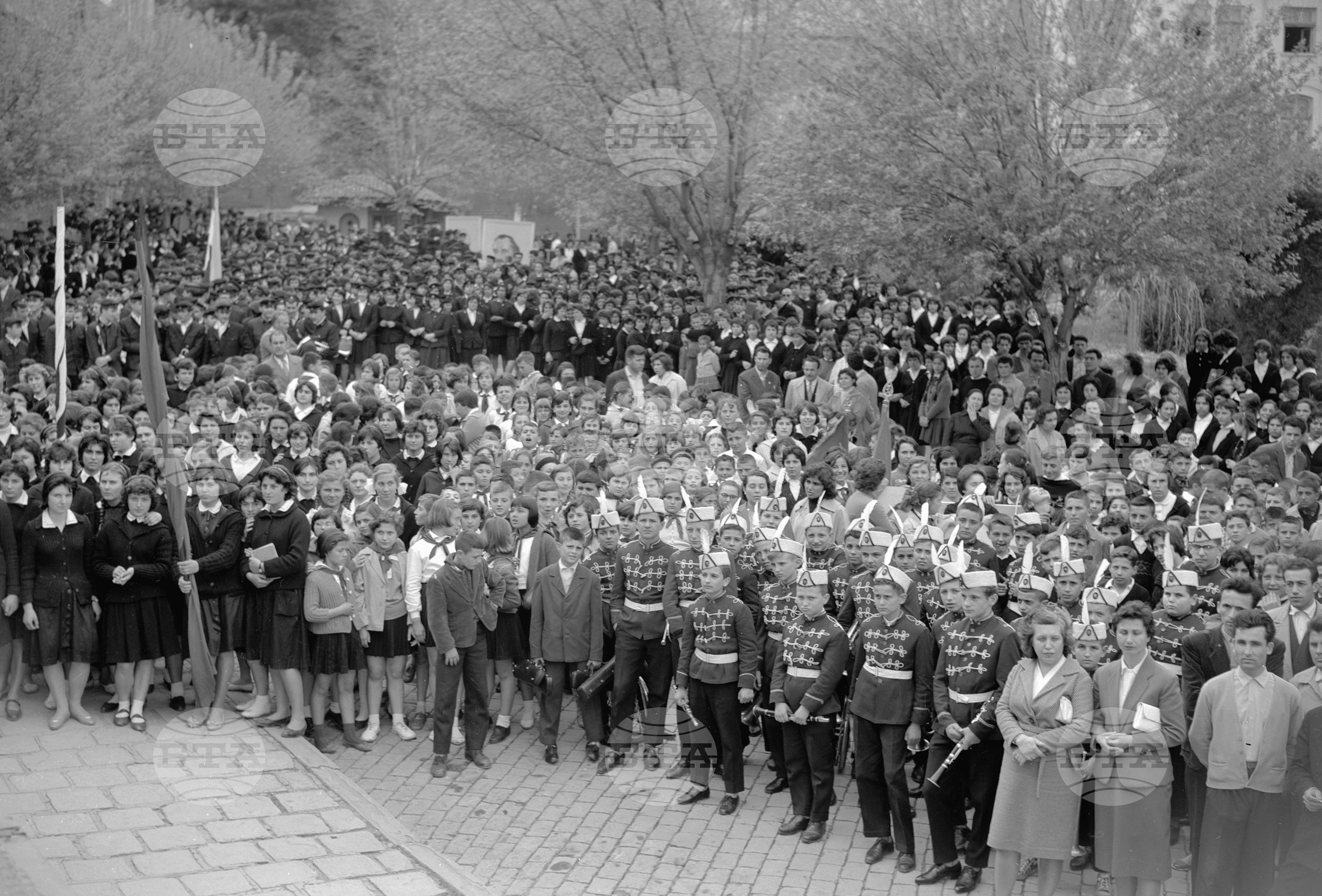 Митинг на учещите се в чест на Х конгрес на ДКМС (Димитровски комунистически младежки съюз)