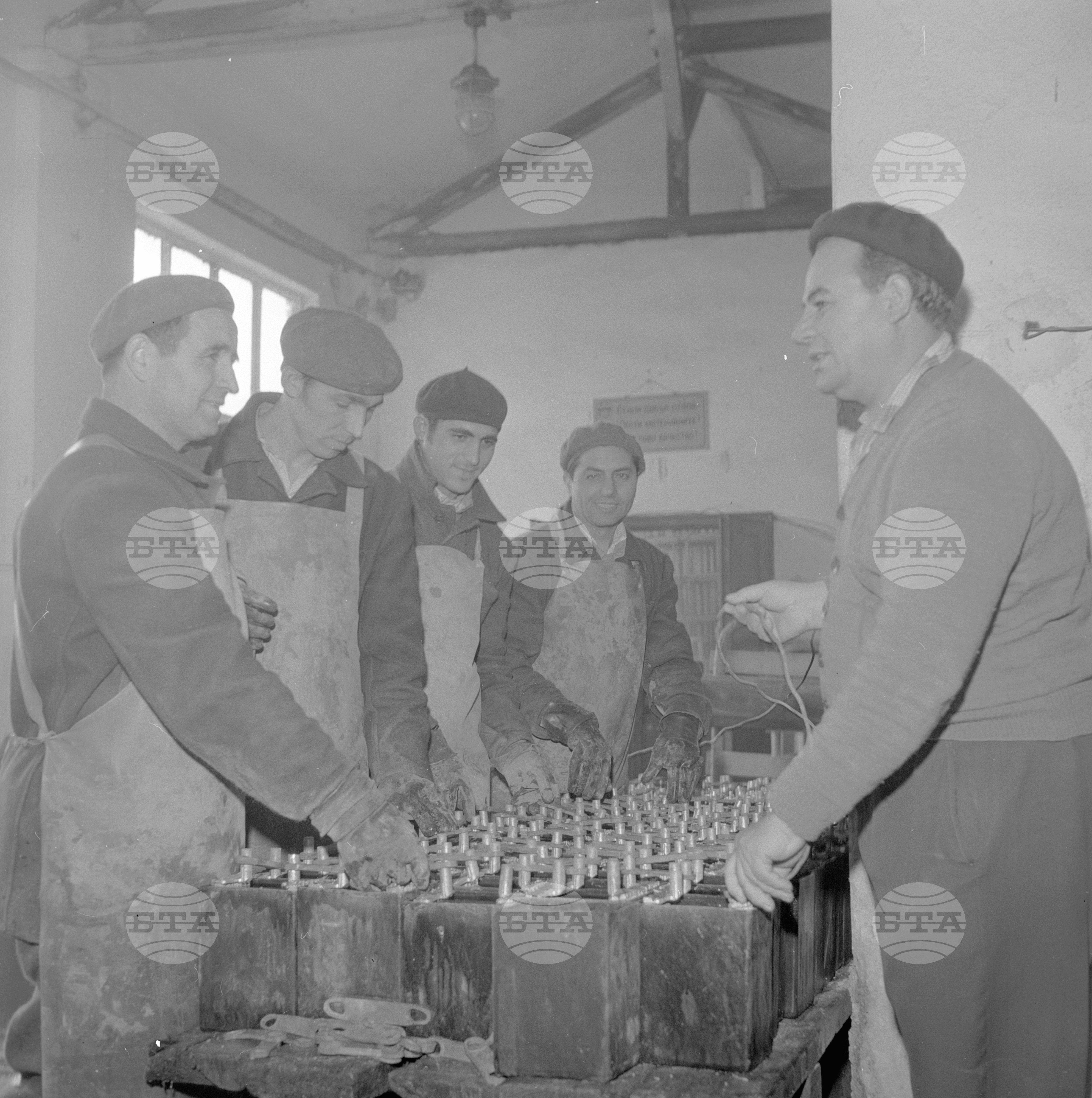 В държавния завод за акумулатори - Търговище - декември 1962 година