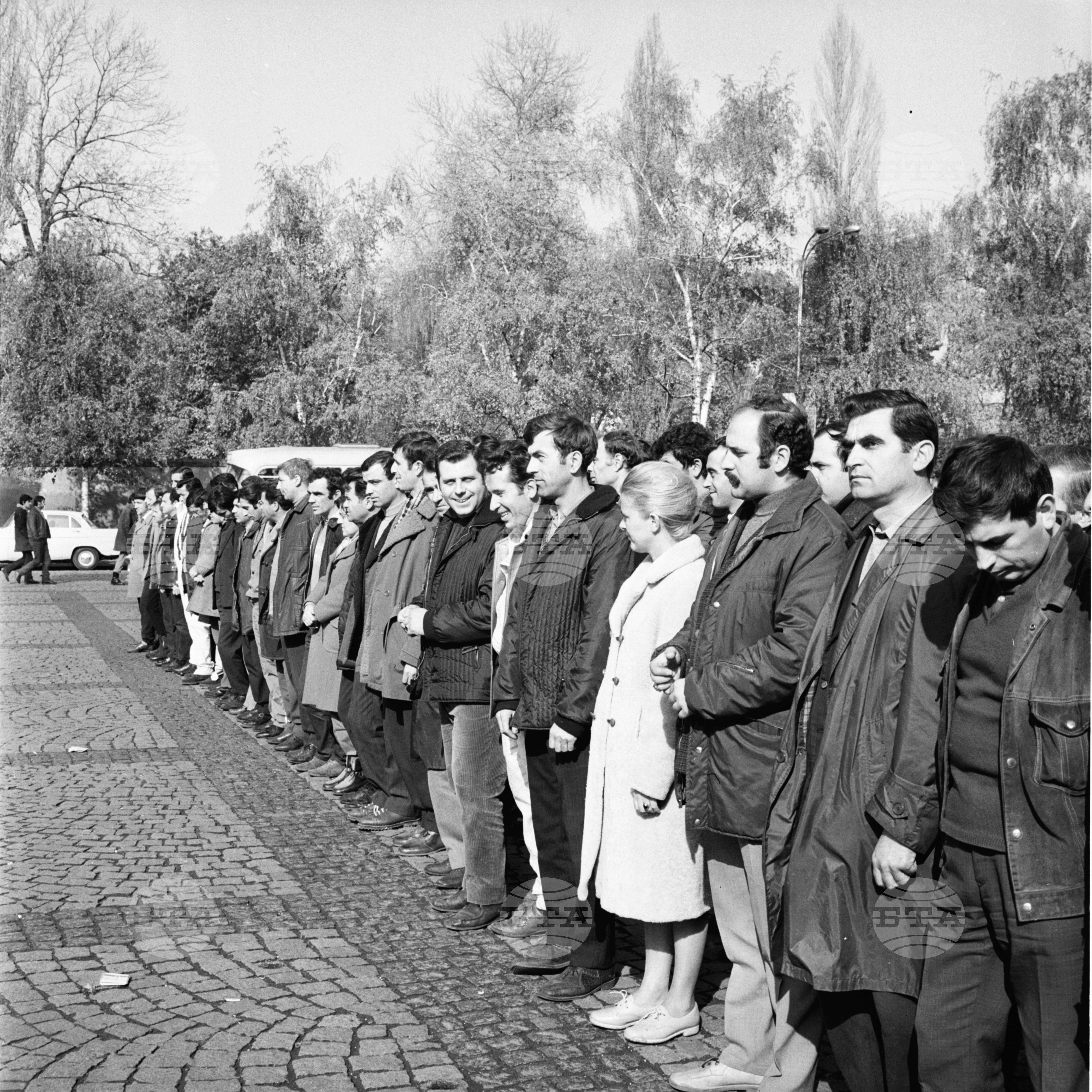 Откриване на автомобилната обиколка на България за 1971г и поднасяне на венци пред Мавзолея