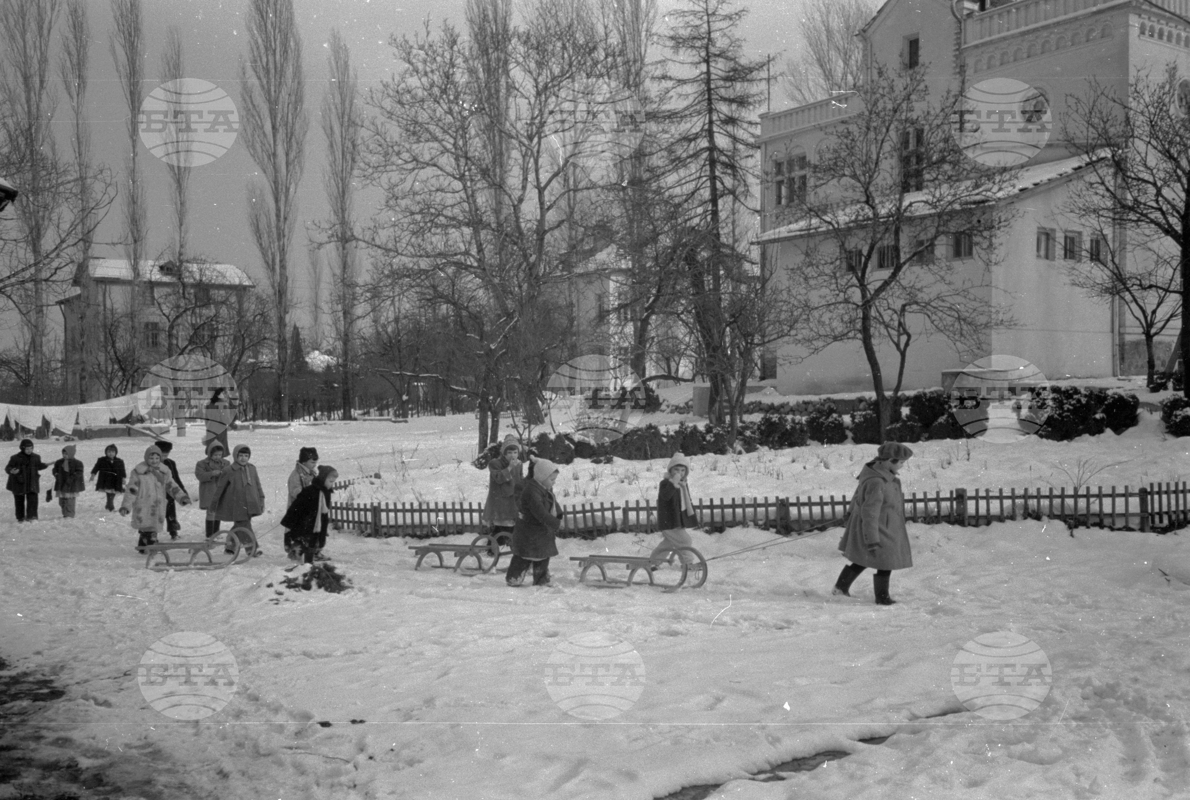 Зимни снимки в седмичната детска градина за деца на служители на МНО (Министерство на народната отбрана)
