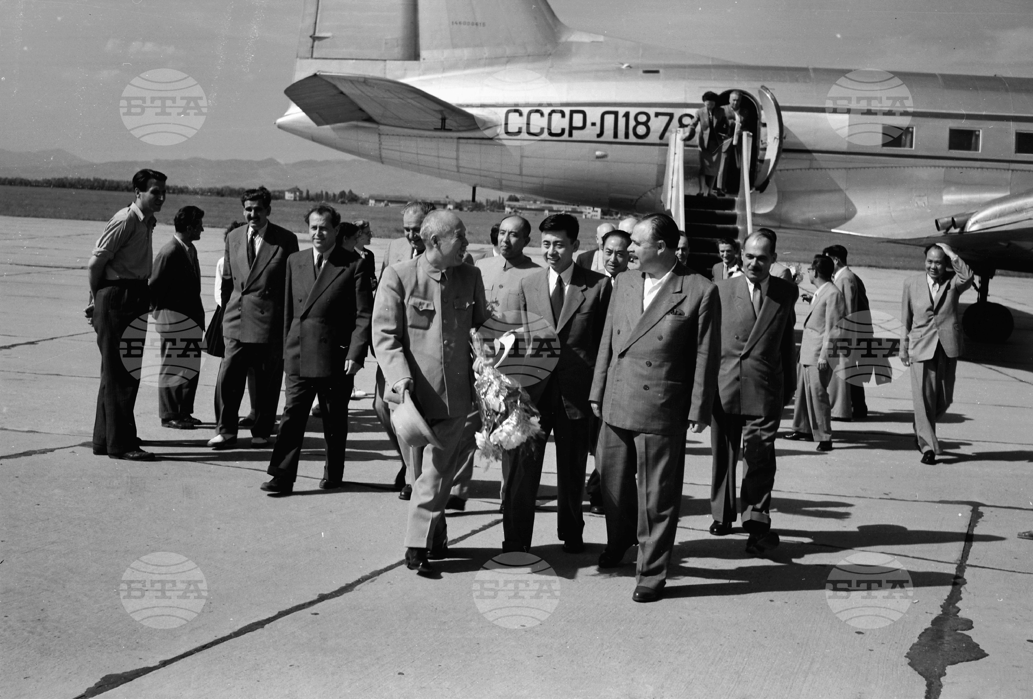 Посрещане на чуждестранни делегати за VII-мия конгрес на БКП (Българска комунистическа партия)