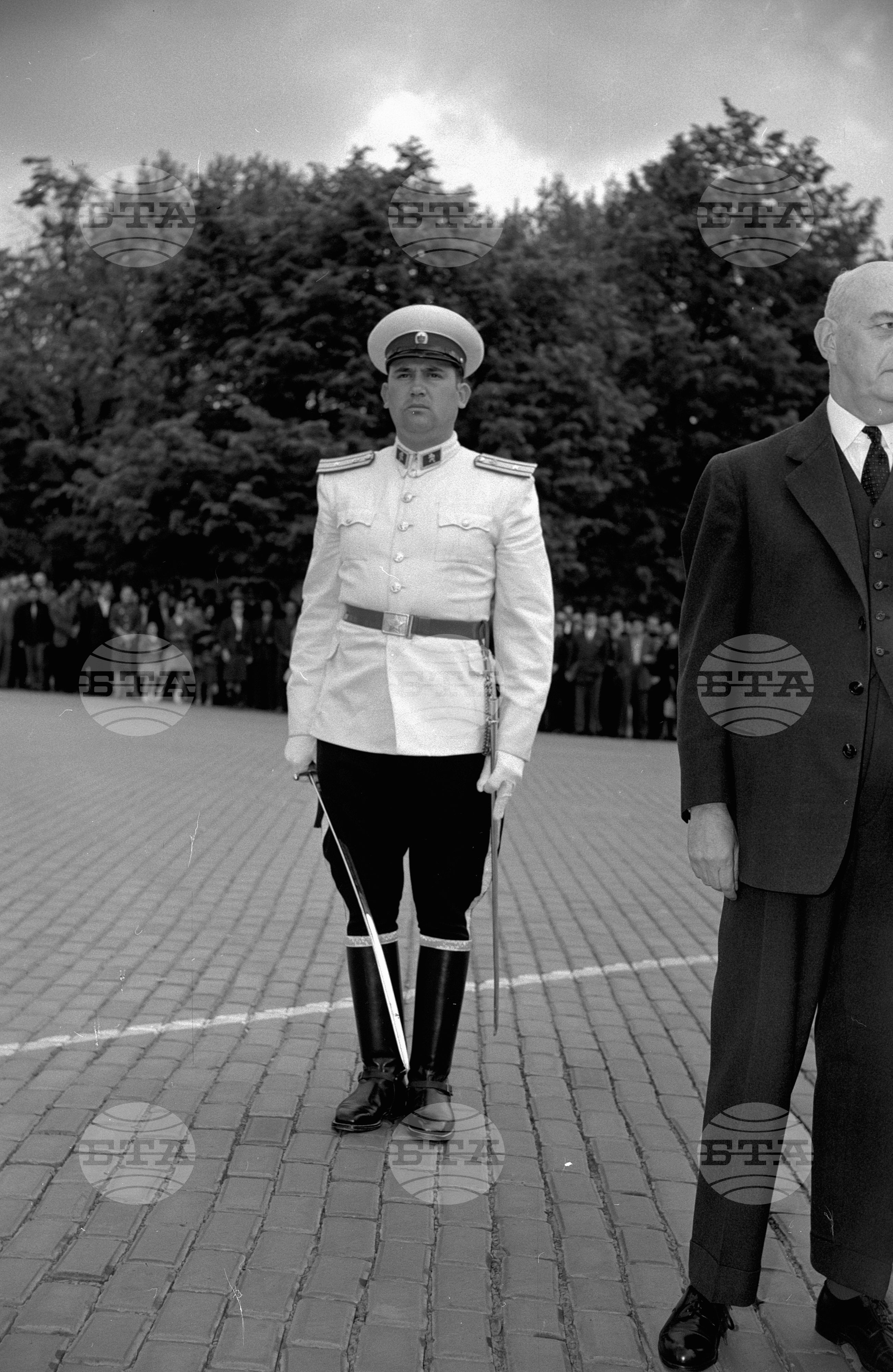Извънредният пратеник и пълномощен министър на Франция Жак Коафар връчва акредитивните си писма