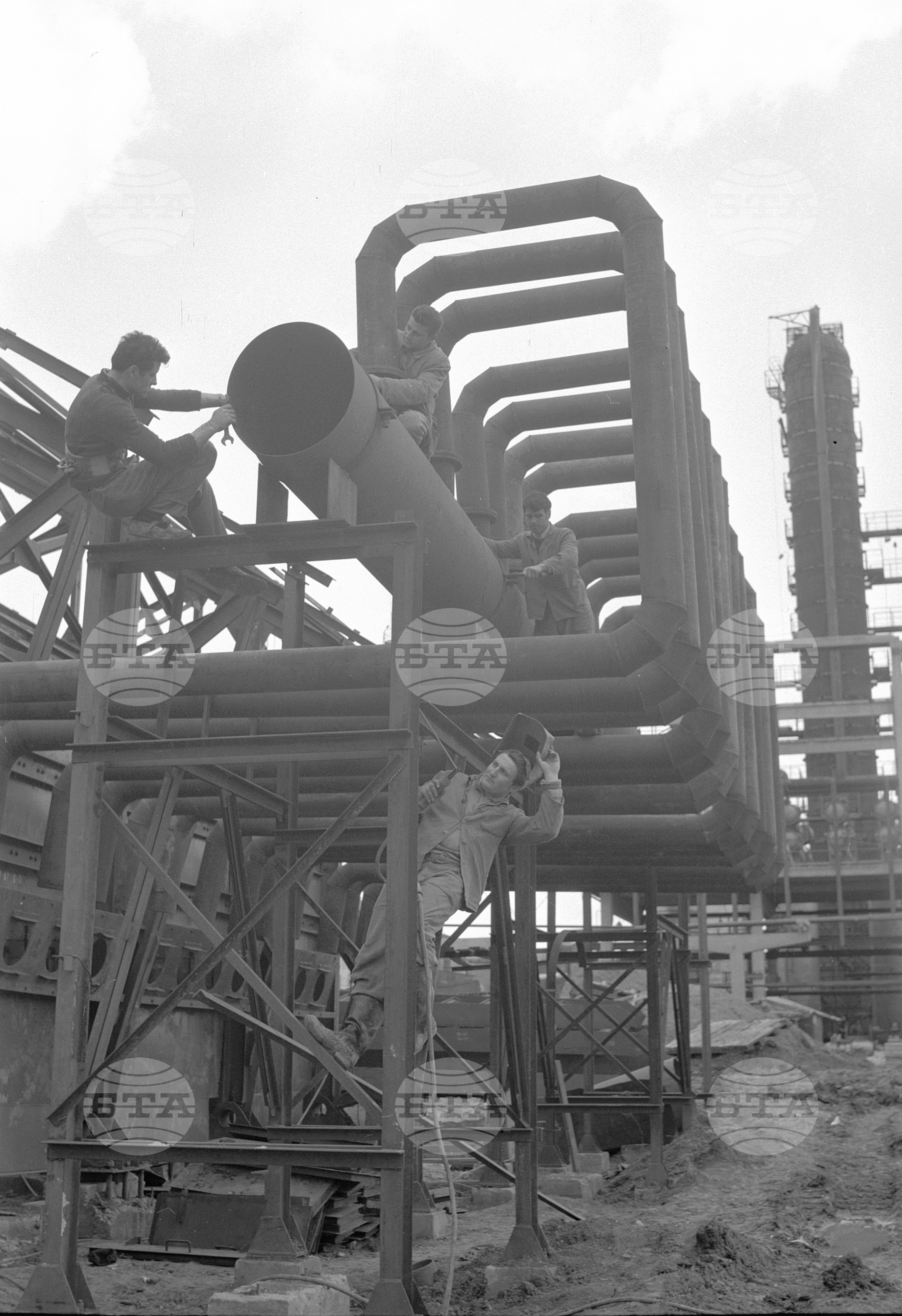 На строежа на нефтопреработвателния завод край Бургас - част 2