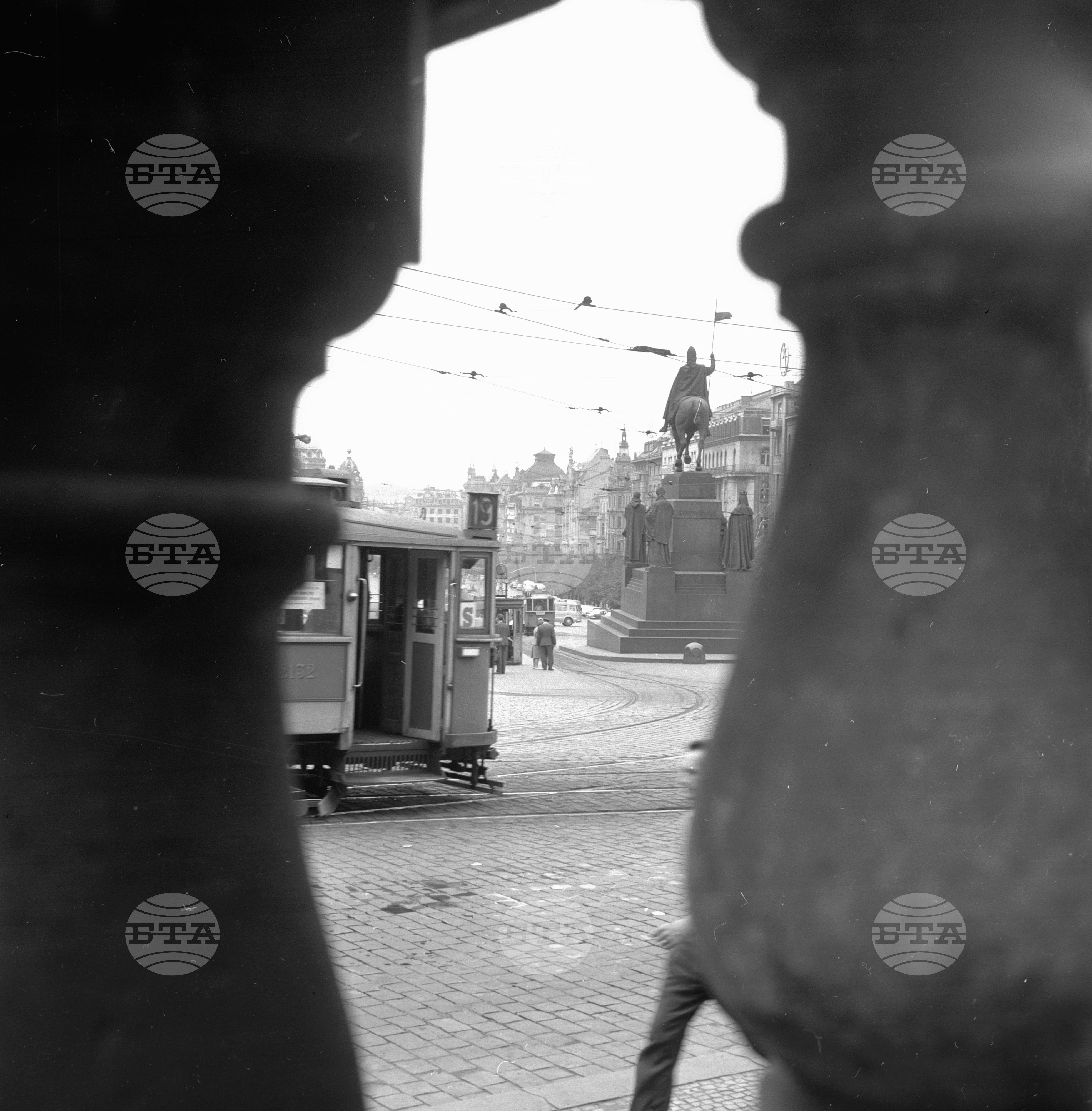 Из Чехословакия (от 1-ви януари 1993 година се разделя на Чехия и Словакия)
