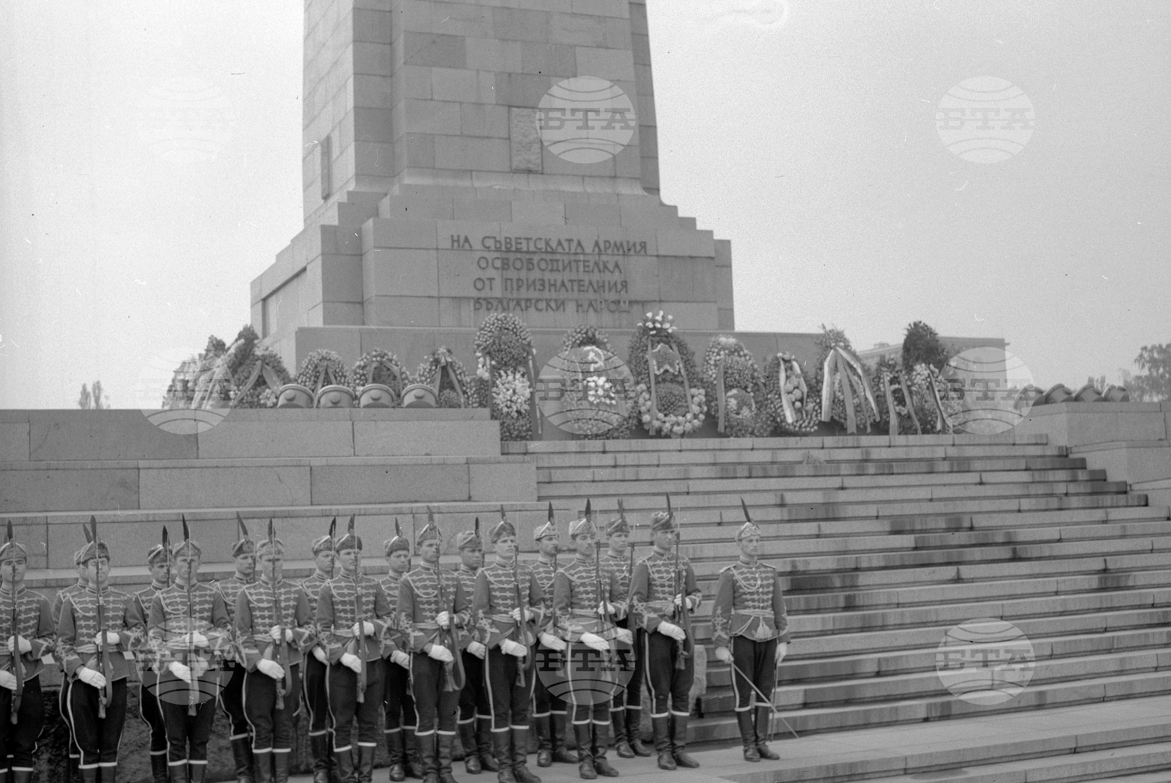 Венци пред паметника на Съветската армия, София