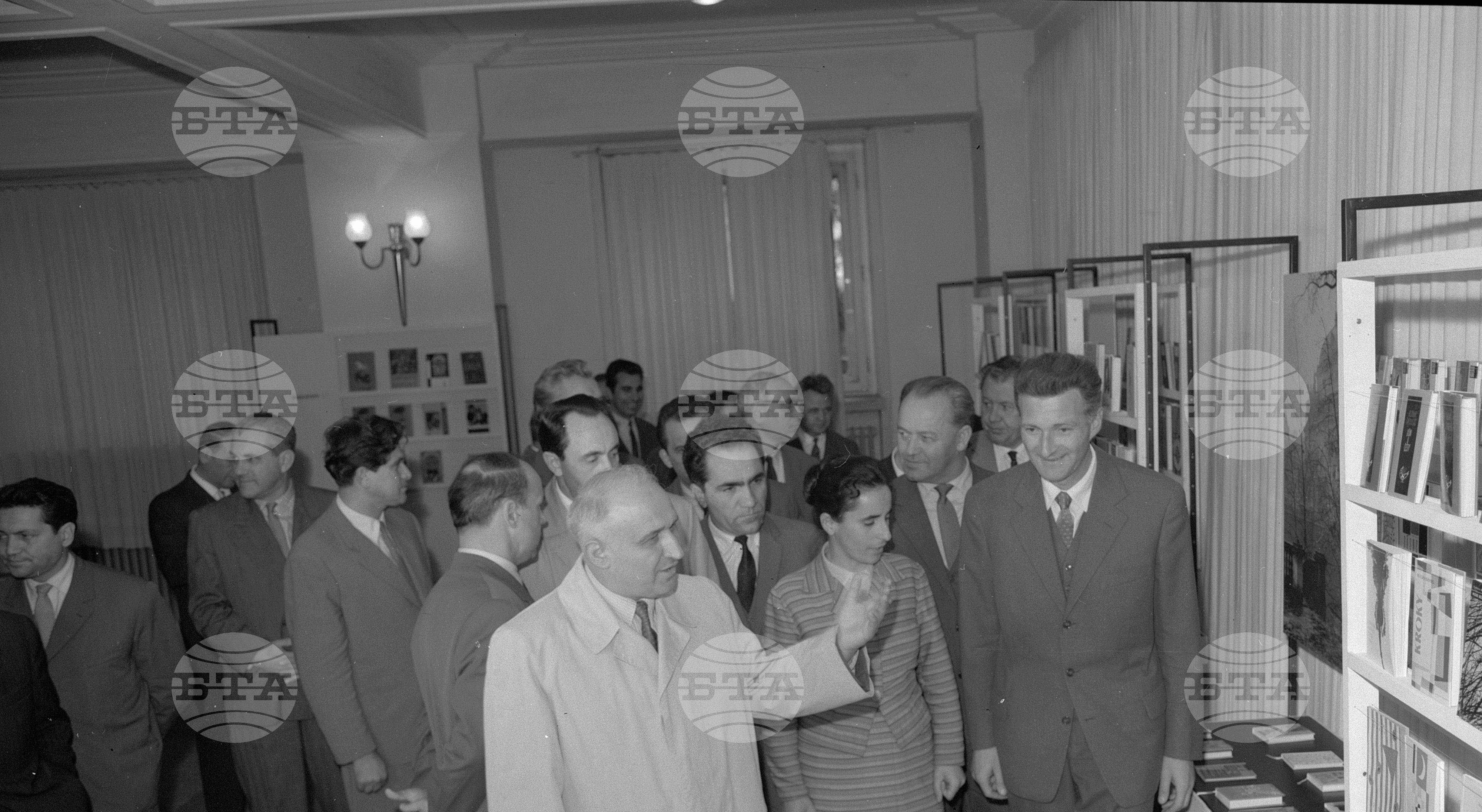 Другарят Тодор Живков посети изложбата на Чехословашката книга